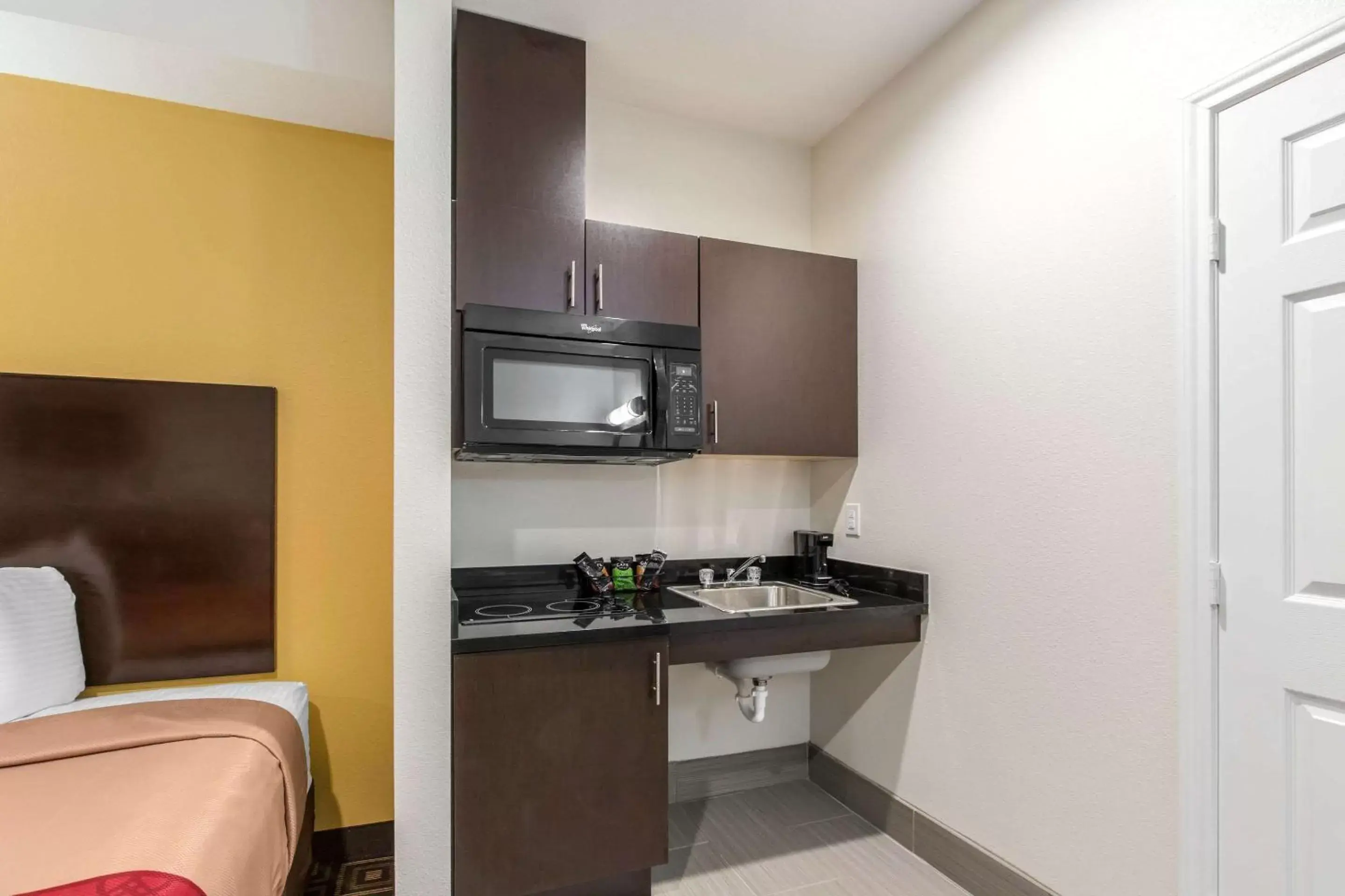 Photo of the whole room, Kitchen/Kitchenette in Scottish Inns & Suites Spring - Houston North