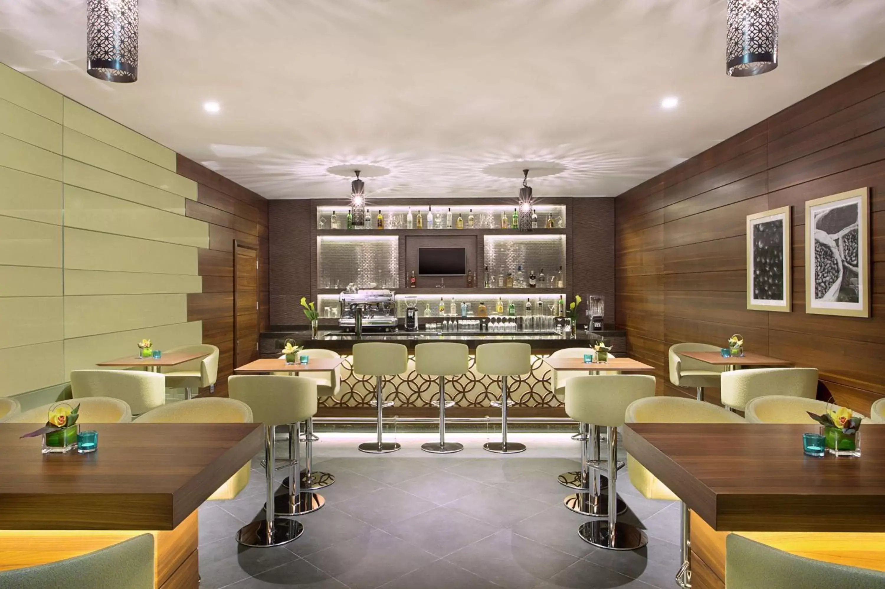 Lounge or bar, Restaurant/Places to Eat in Hilton Garden Inn Dubai Al Muraqabat - Deira