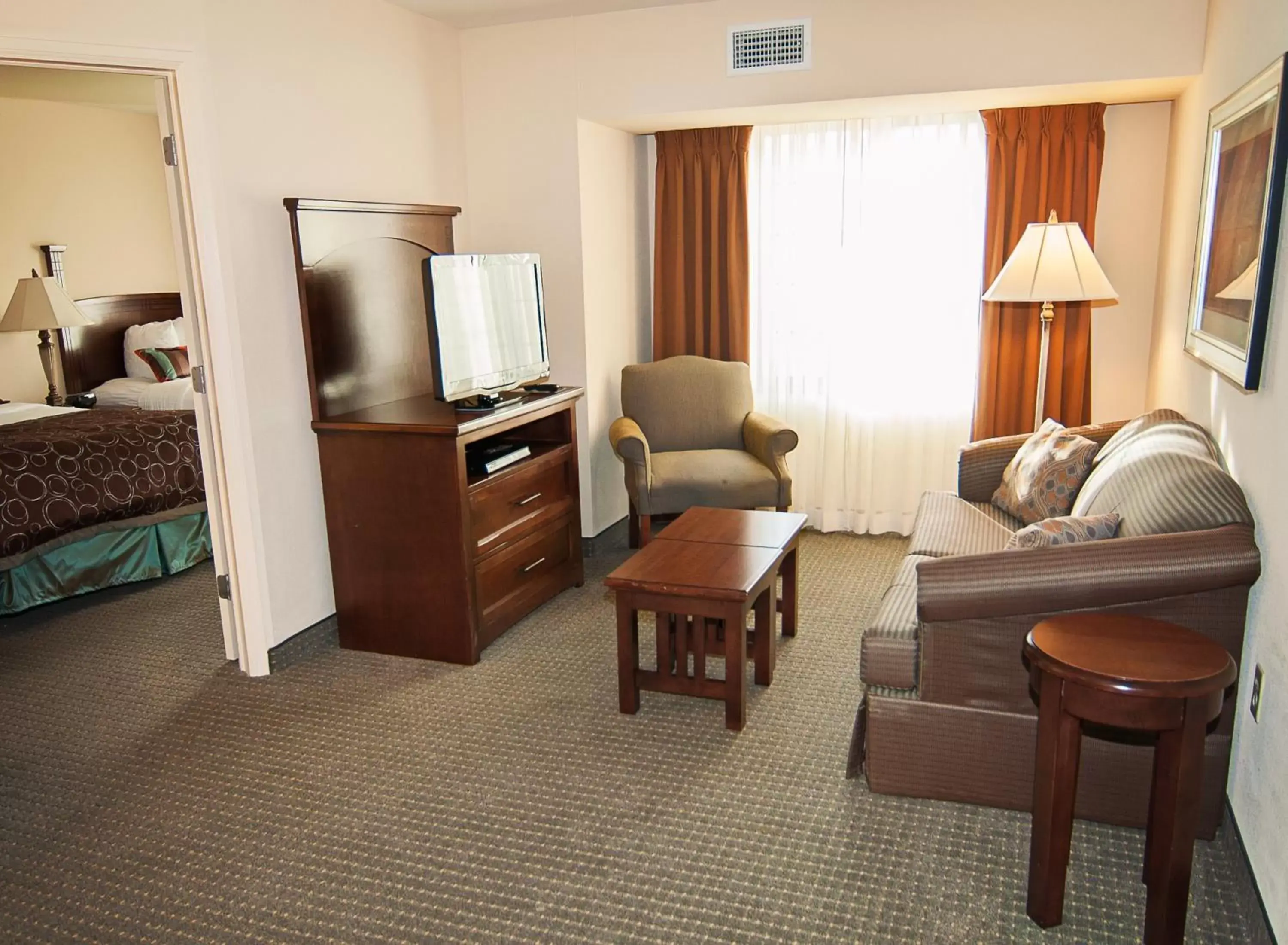 Photo of the whole room, Seating Area in Staybridge Suites Wichita, an IHG Hotel