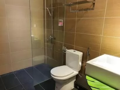 Toilet in Grandeur Hotel And Spa