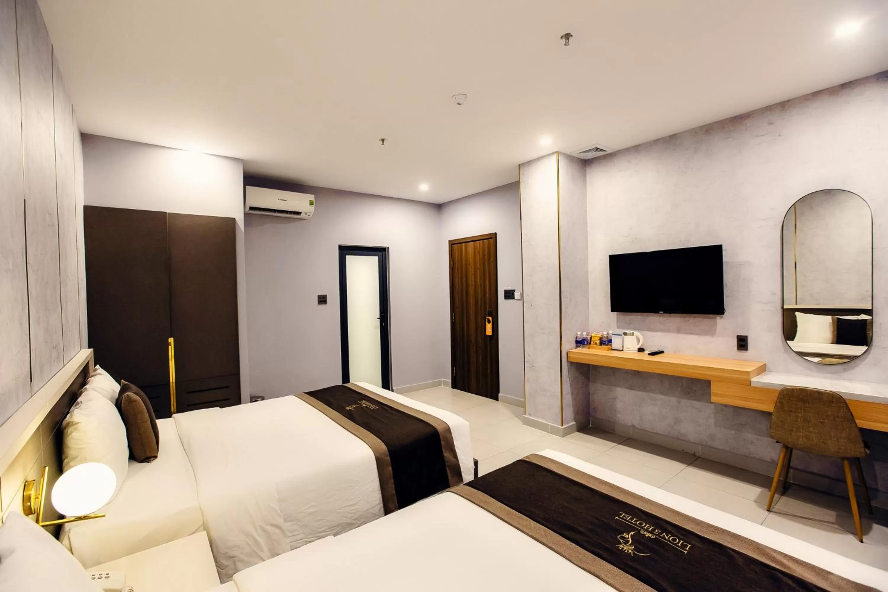 Bed, TV/Entertainment Center in LION 3 HOTEL