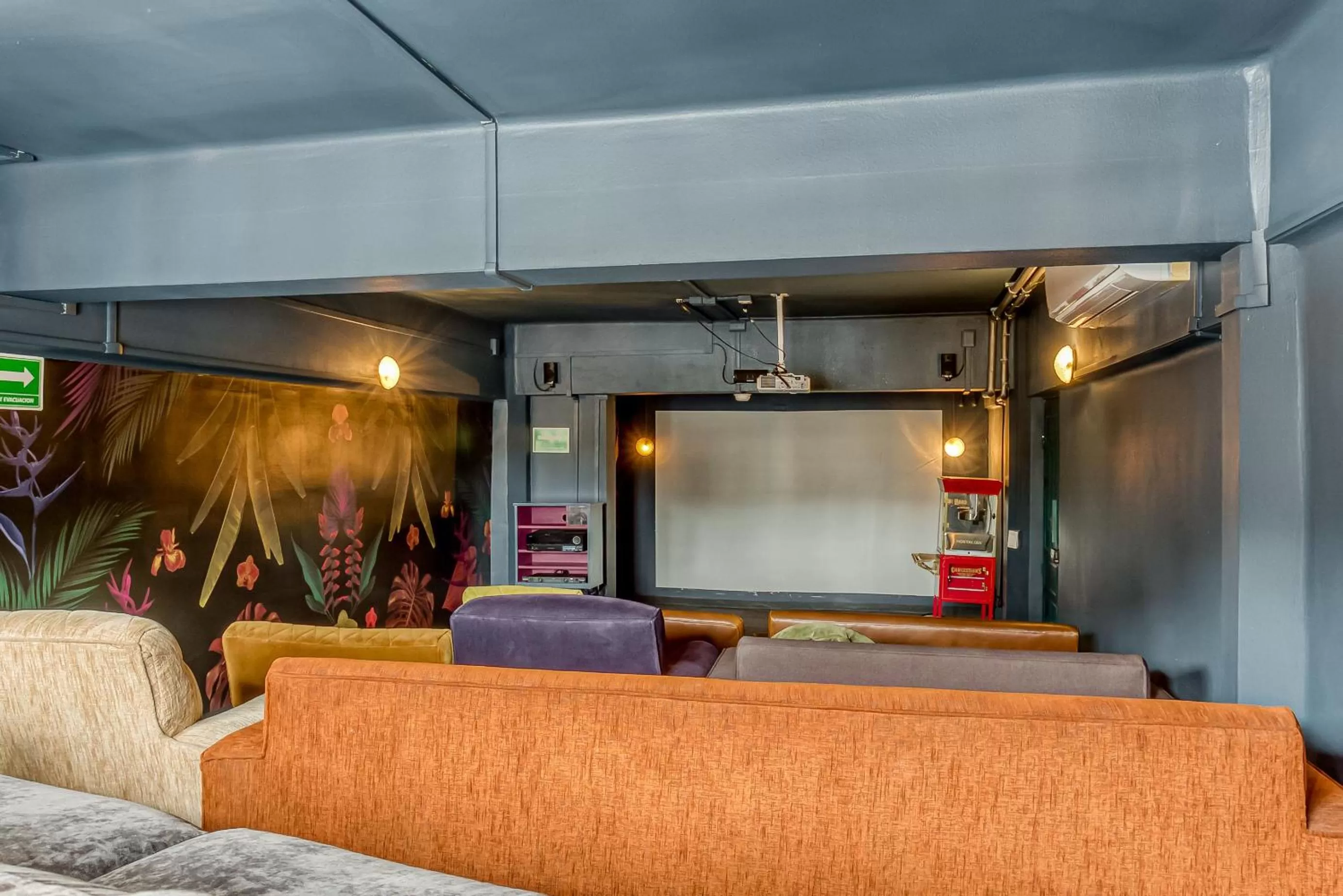Communal lounge/ TV room in Selina Mexico City Downtown