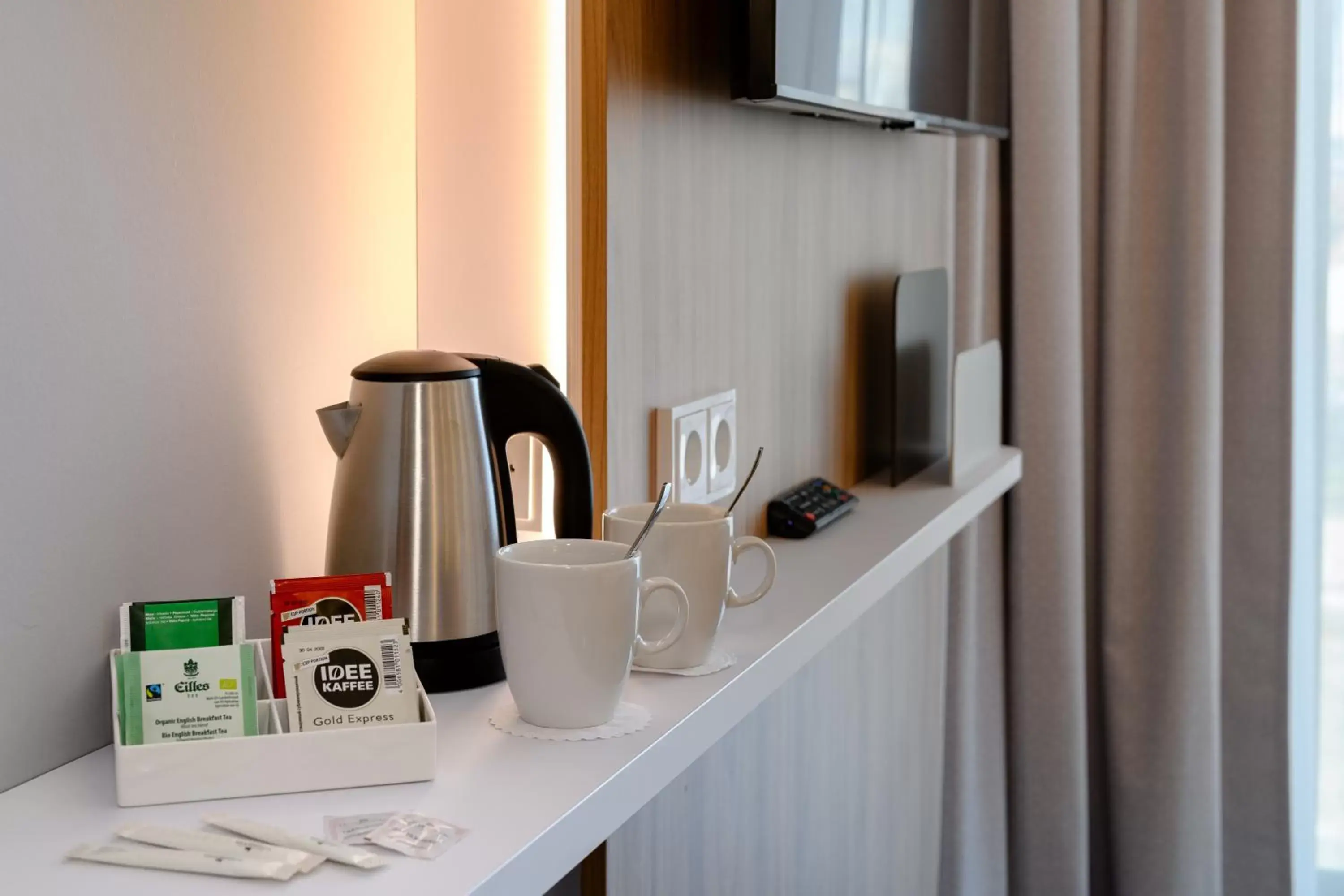 Coffee/tea facilities, Kitchen/Kitchenette in Holiday Inn Express - Fulda, an IHG Hotel