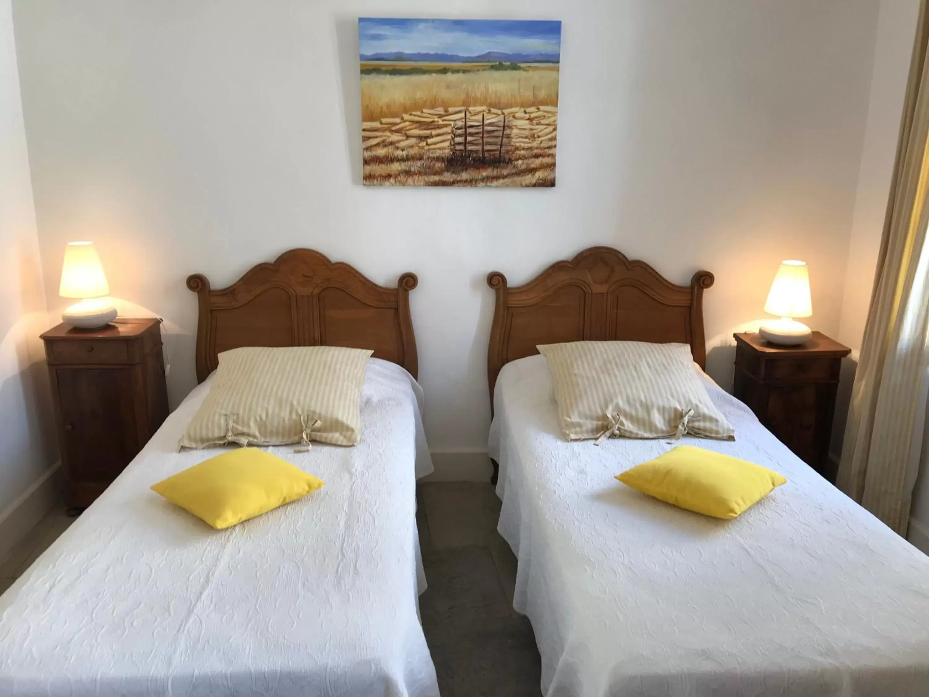 Photo of the whole room, Bed in Couleurs De Camargue