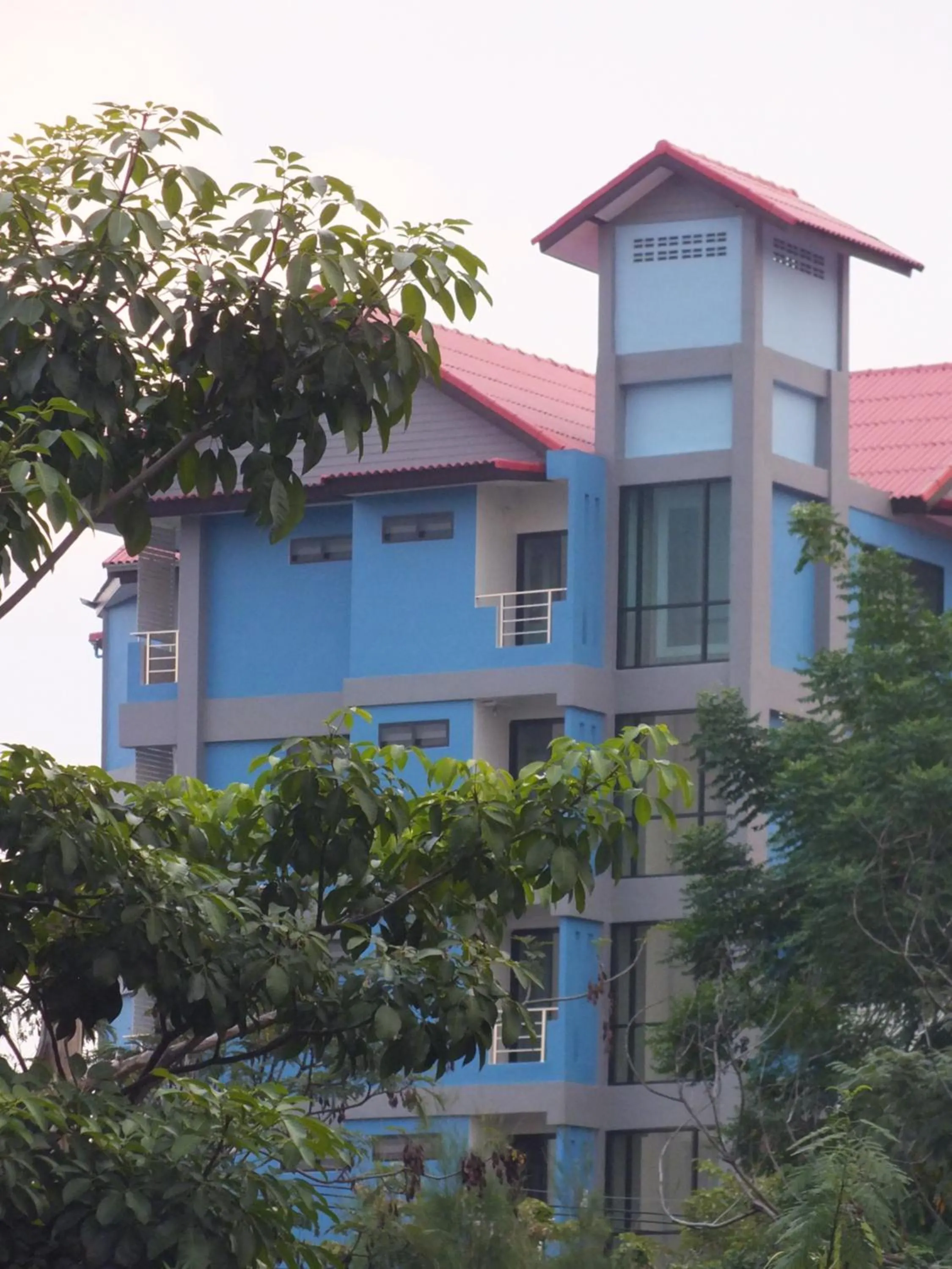 Property building in Vanlisut Hotel Ngamwongwan