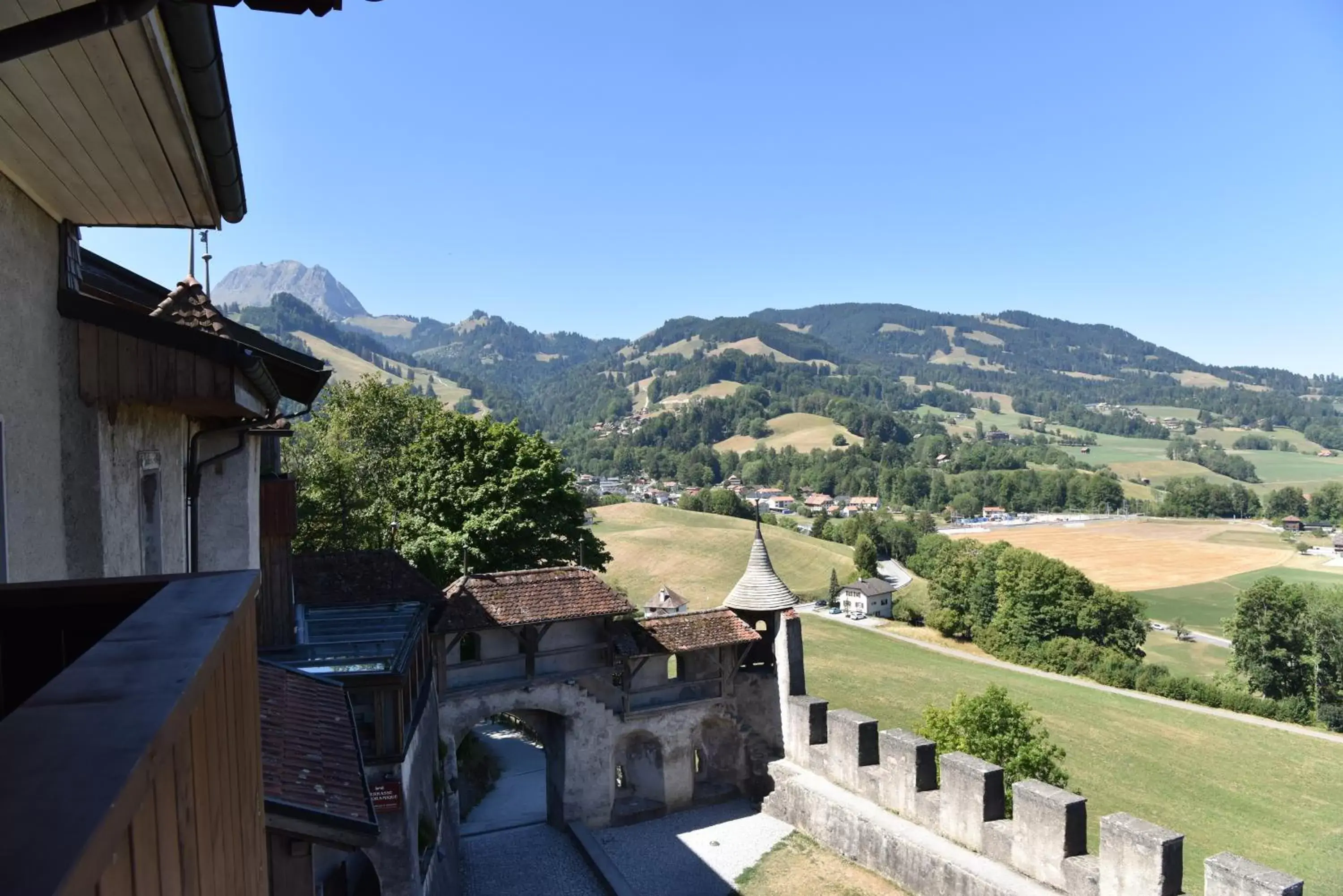 Balcony/Terrace, Mountain View in Hôtel de Ville