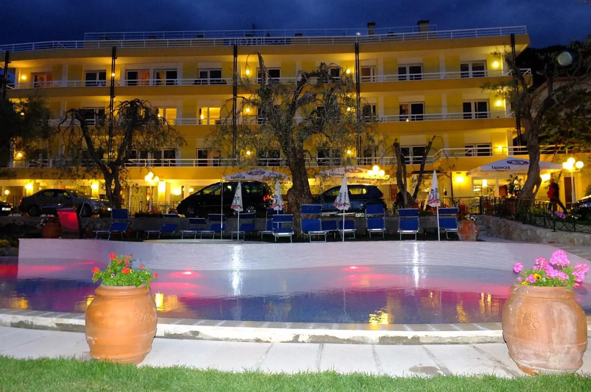 Facade/entrance, Swimming Pool in Hotel Internazionale