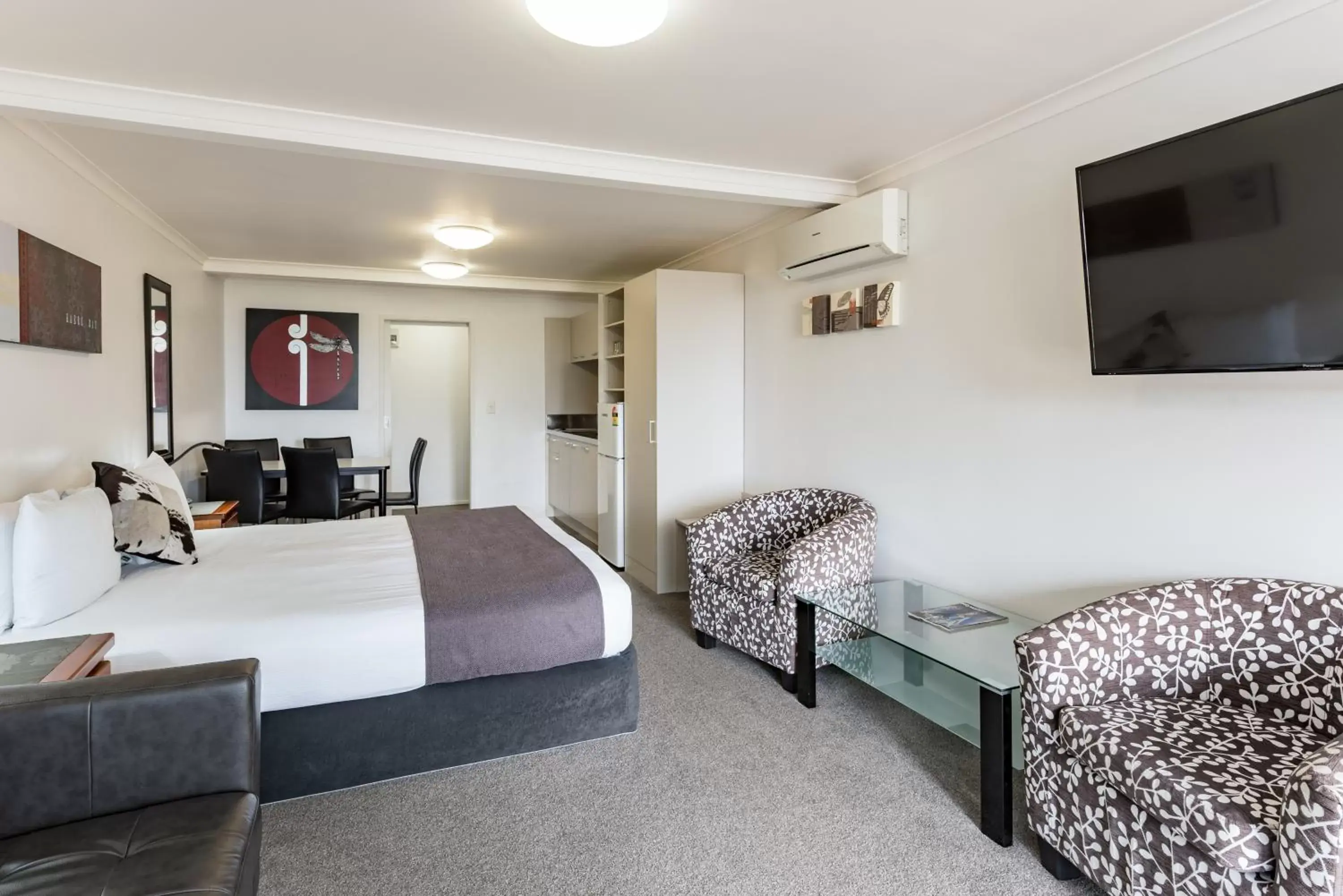 Photo of the whole room, Bed in Anchorage Motel