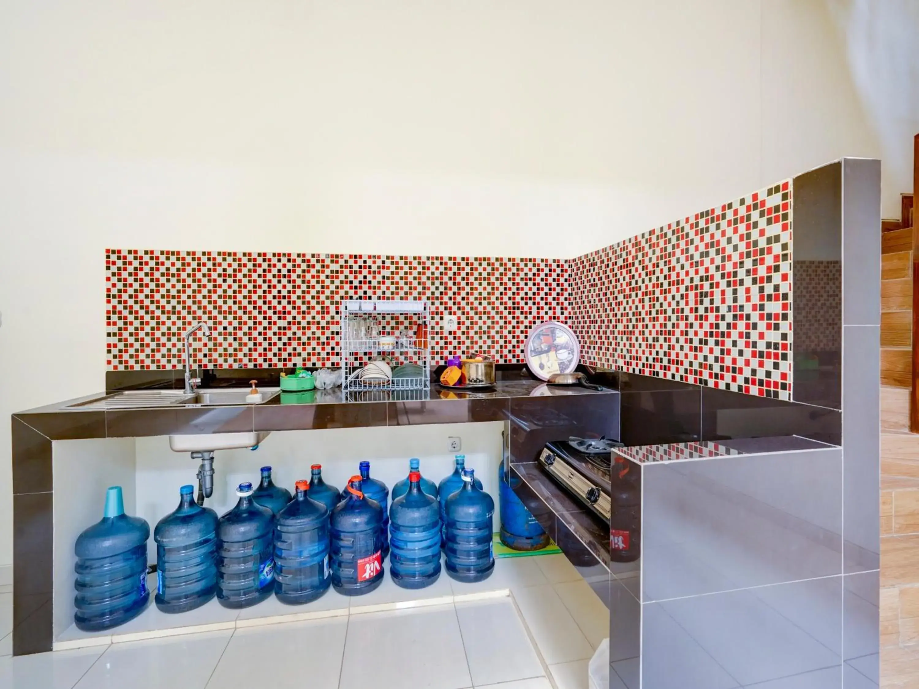 Communal kitchen, Kitchen/Kitchenette in OYO 90173 Innapp Tenggilis Family Residence