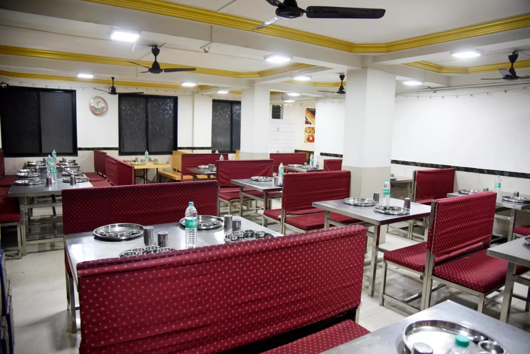 Restaurant/Places to Eat in Hotel Sai Yatri