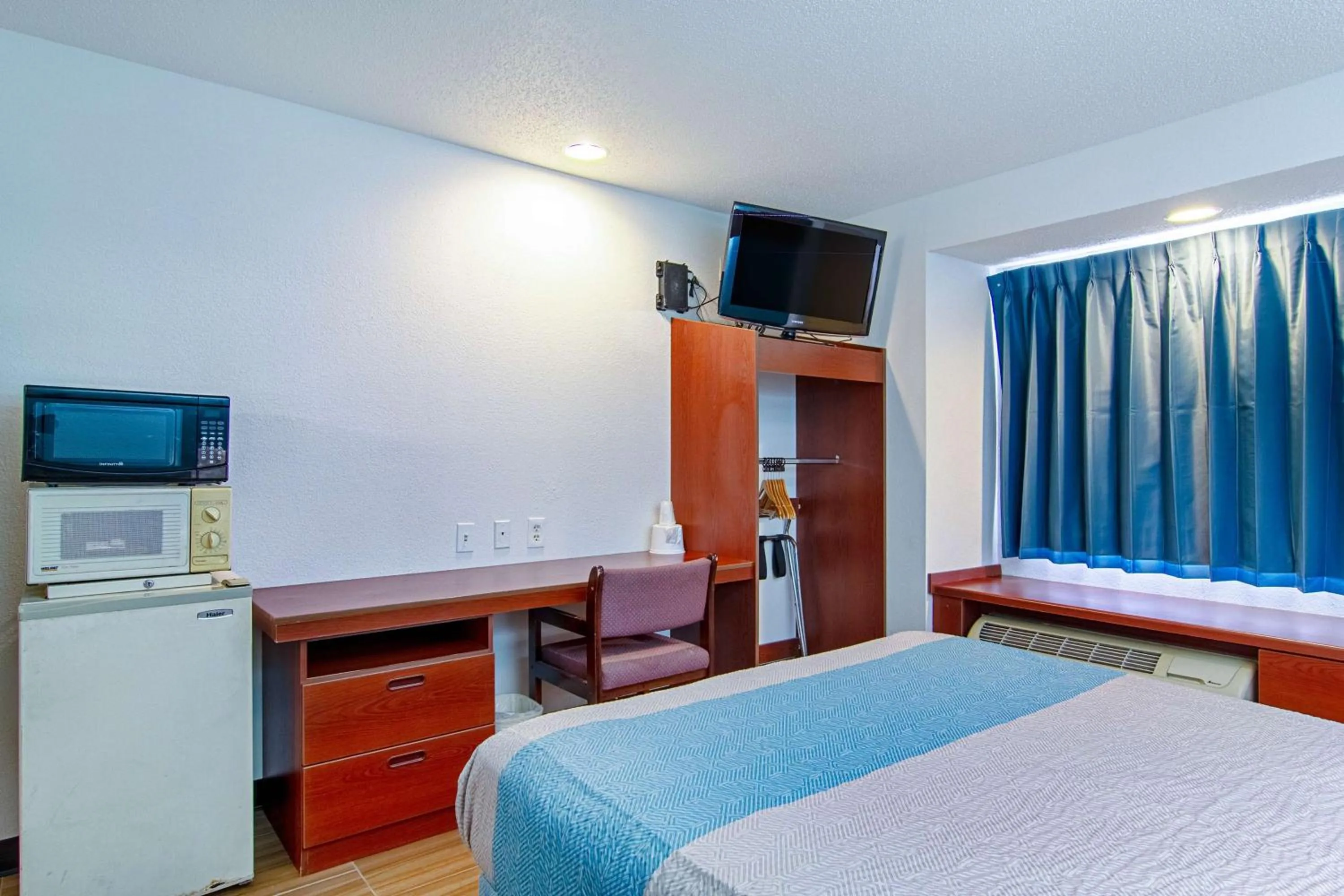 Photo of the whole room, Bed in Americas Best Value Inn & Suites Brunswick