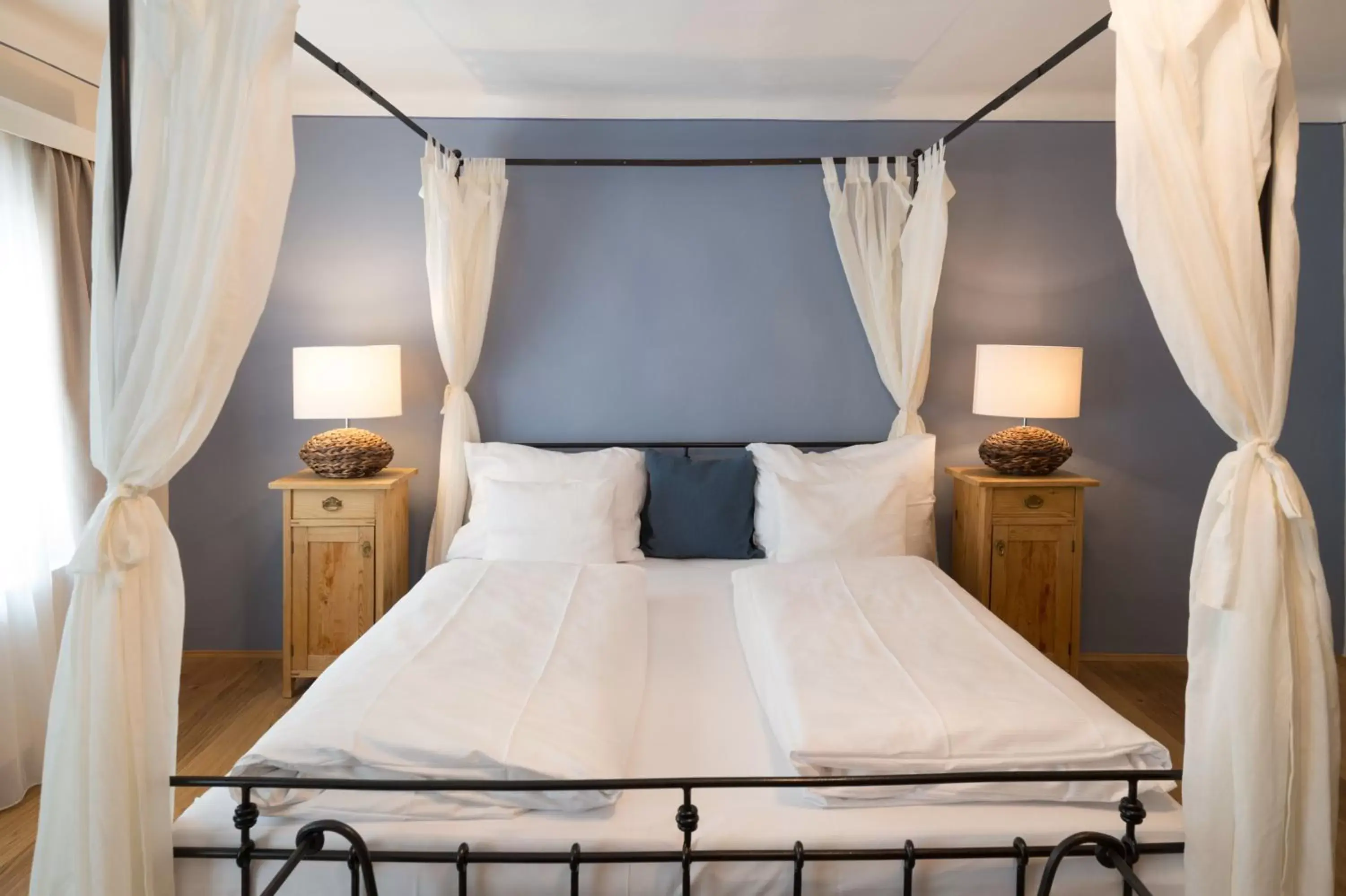 Photo of the whole room, Bed in Boutiquehotel Amadeus