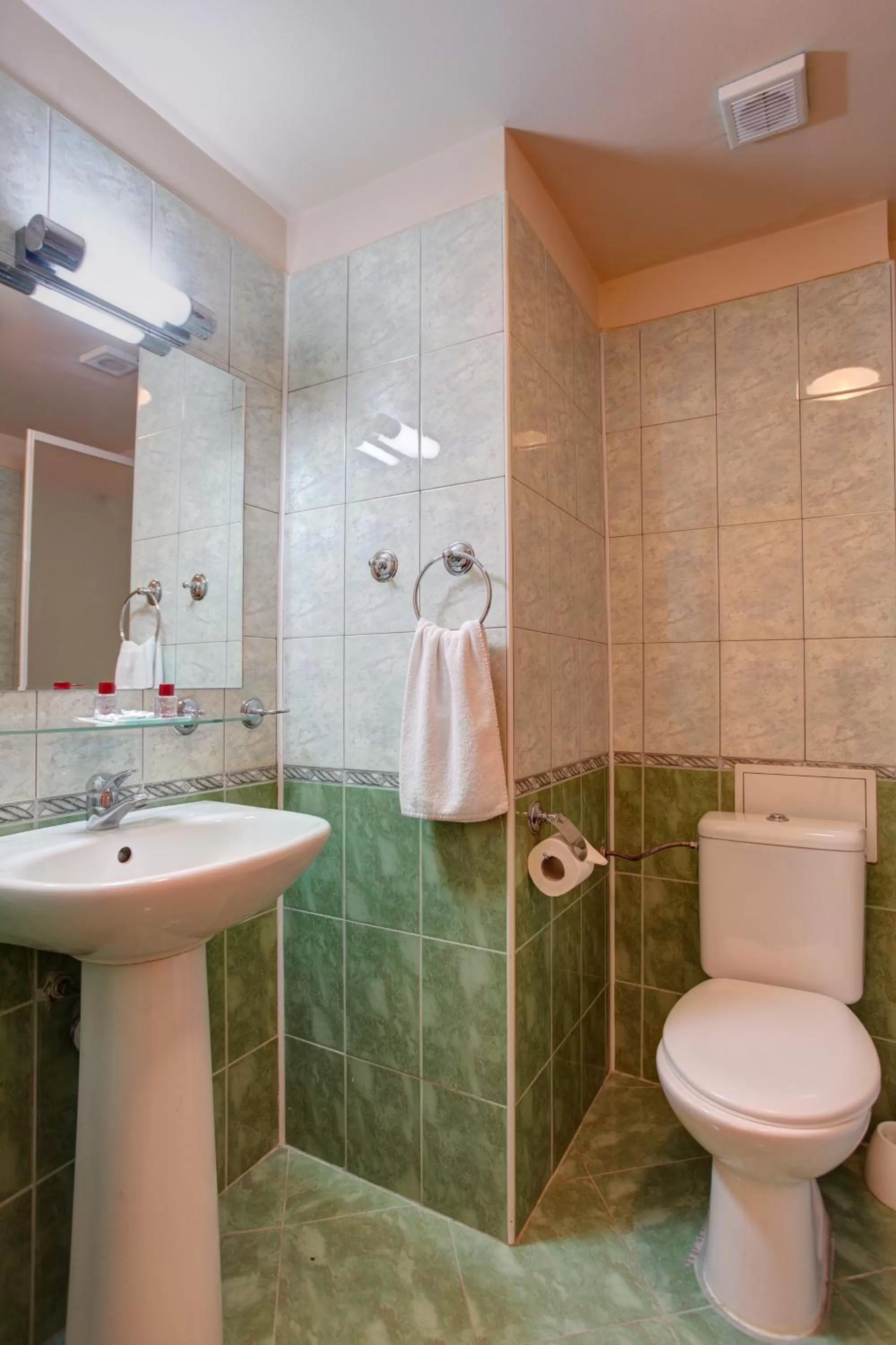 Shower in Central Plaza Hotel