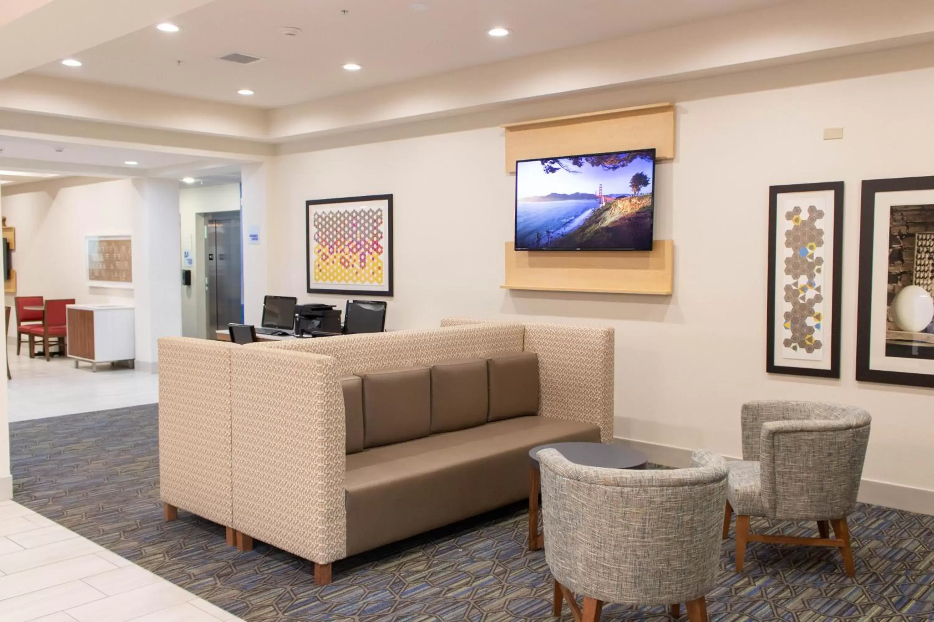 Lobby or reception, Seating Area in Holiday Inn Express Hotel & Suites Temple-Medical Center Area, an IHG Hotel