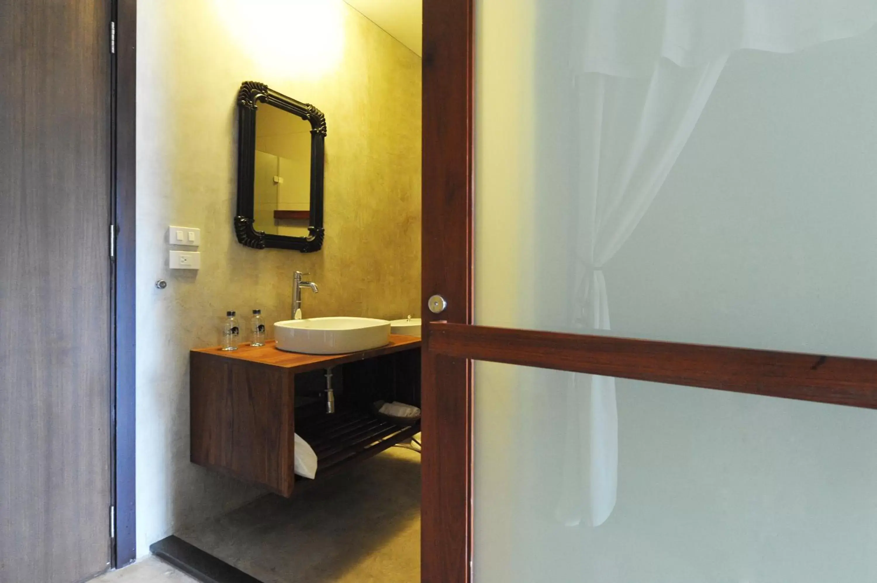 Photo of the whole room, Bathroom in VILLA BANGKOK formerly VILLA PHRA SUMEN