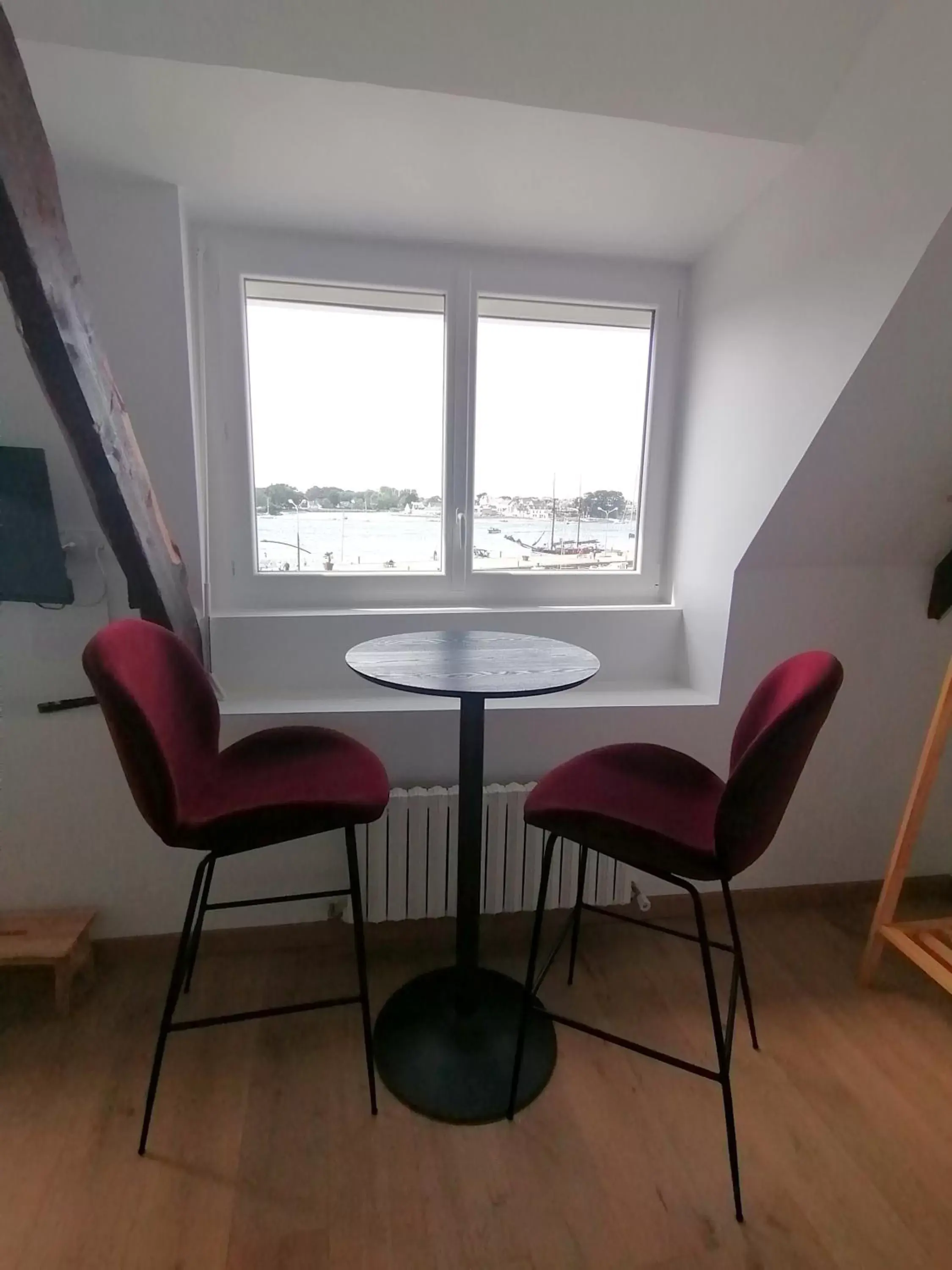 Dining Area in La bulle d'Etel, chambres & spa