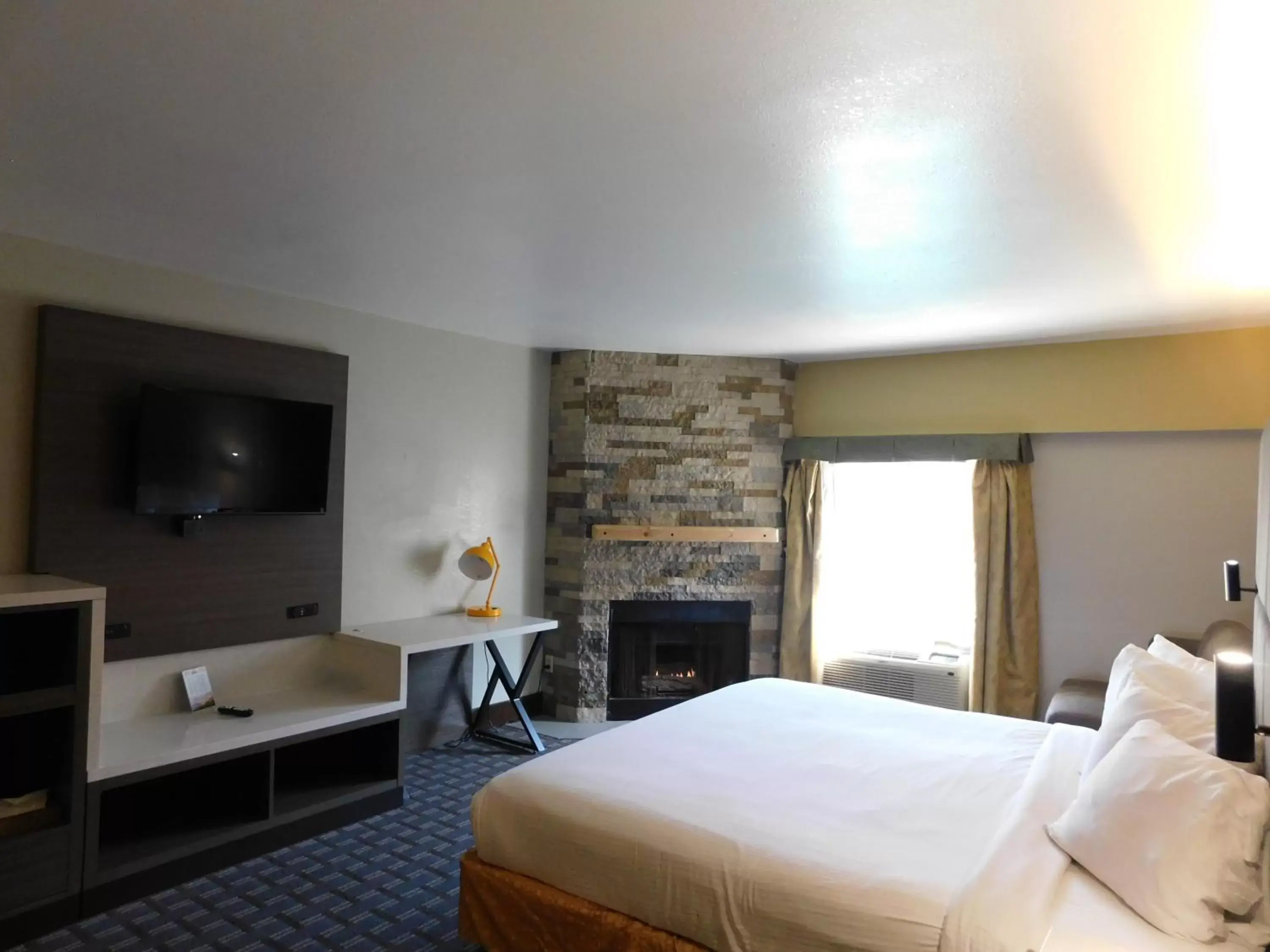 Bed in Days Inn & Suites by Wyndham Downtown Gatlinburg Parkway