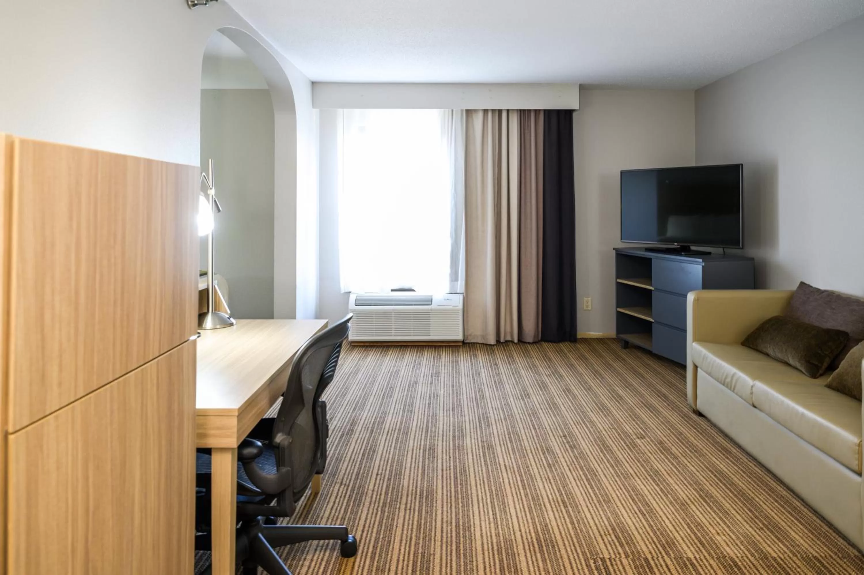 TV and multimedia in Country Inn & Suites by Radisson, Greenfield, IN