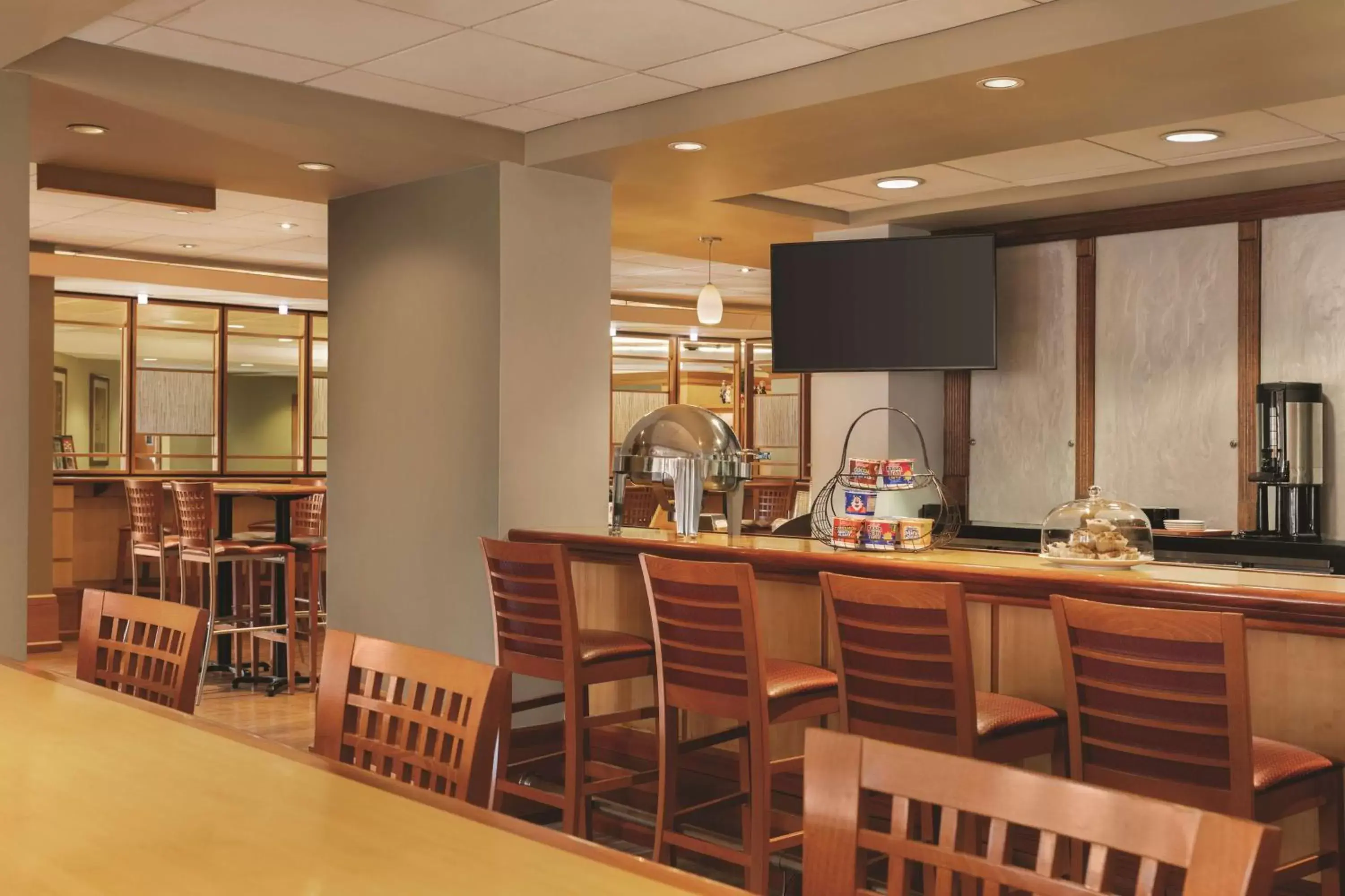 Restaurant/Places to Eat in Radisson Hotel Providence Airport