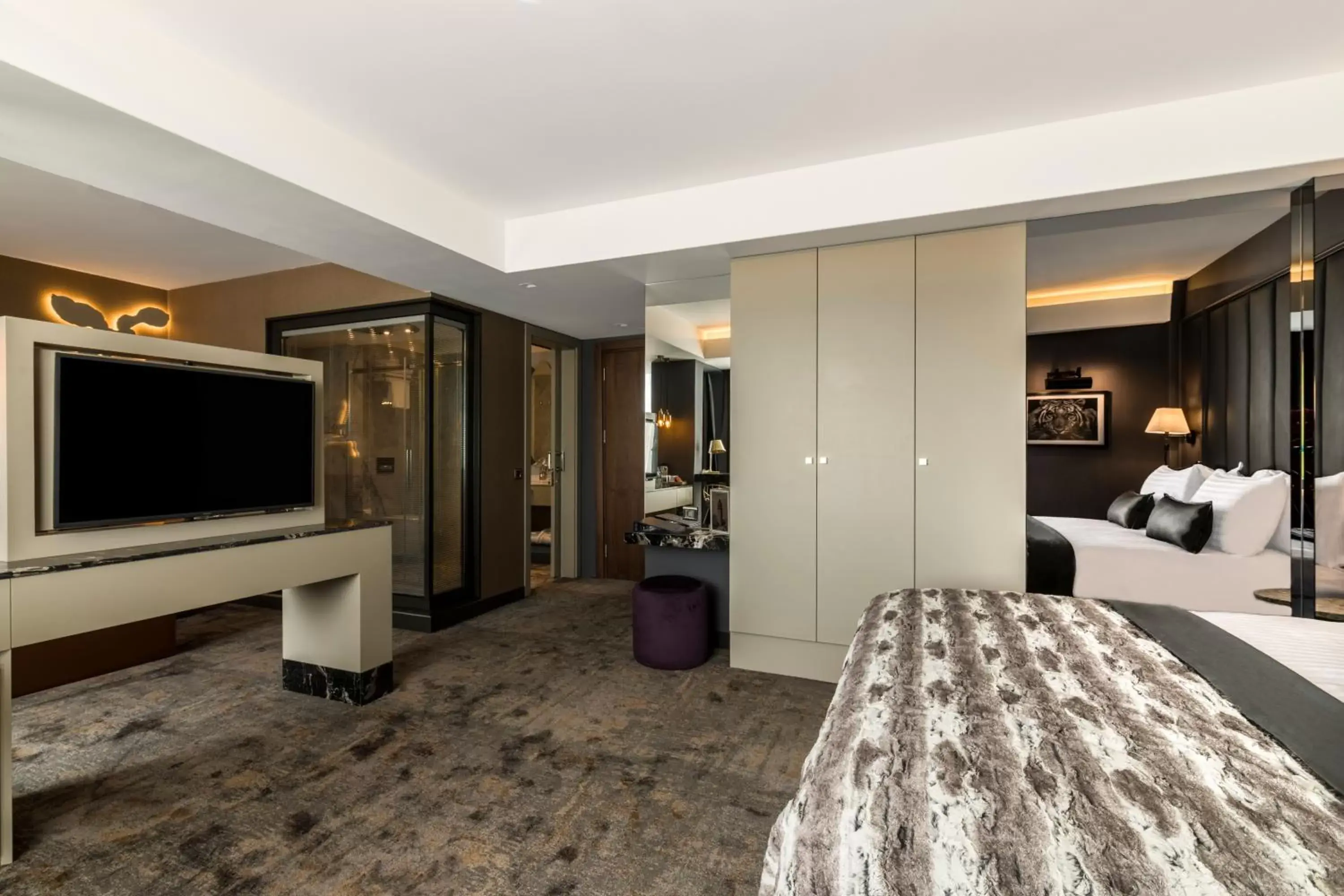 Shower, TV/Entertainment Center in Galata Times Hotel