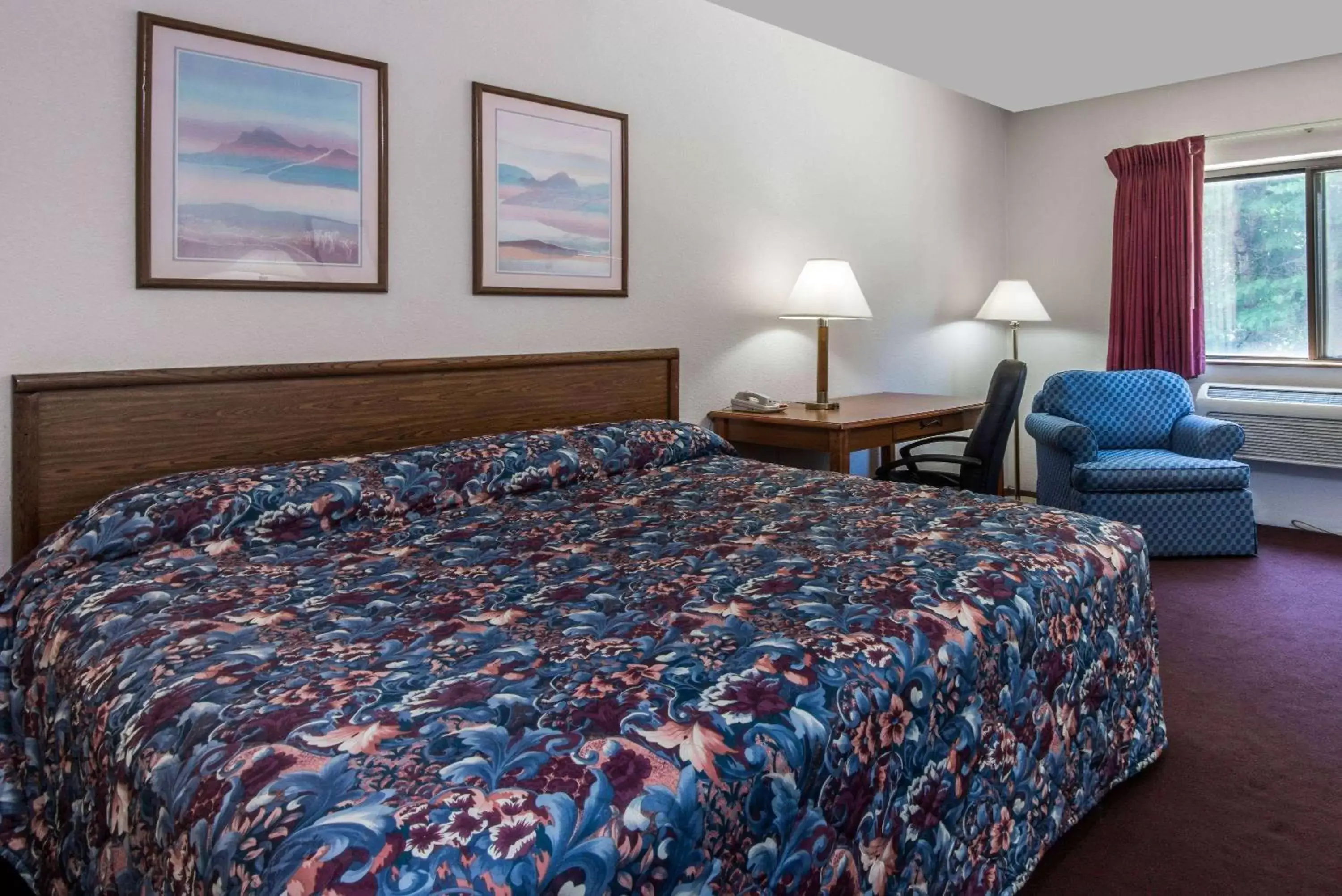 Photo of the whole room, Bed in Super 8 by Wyndham Groton