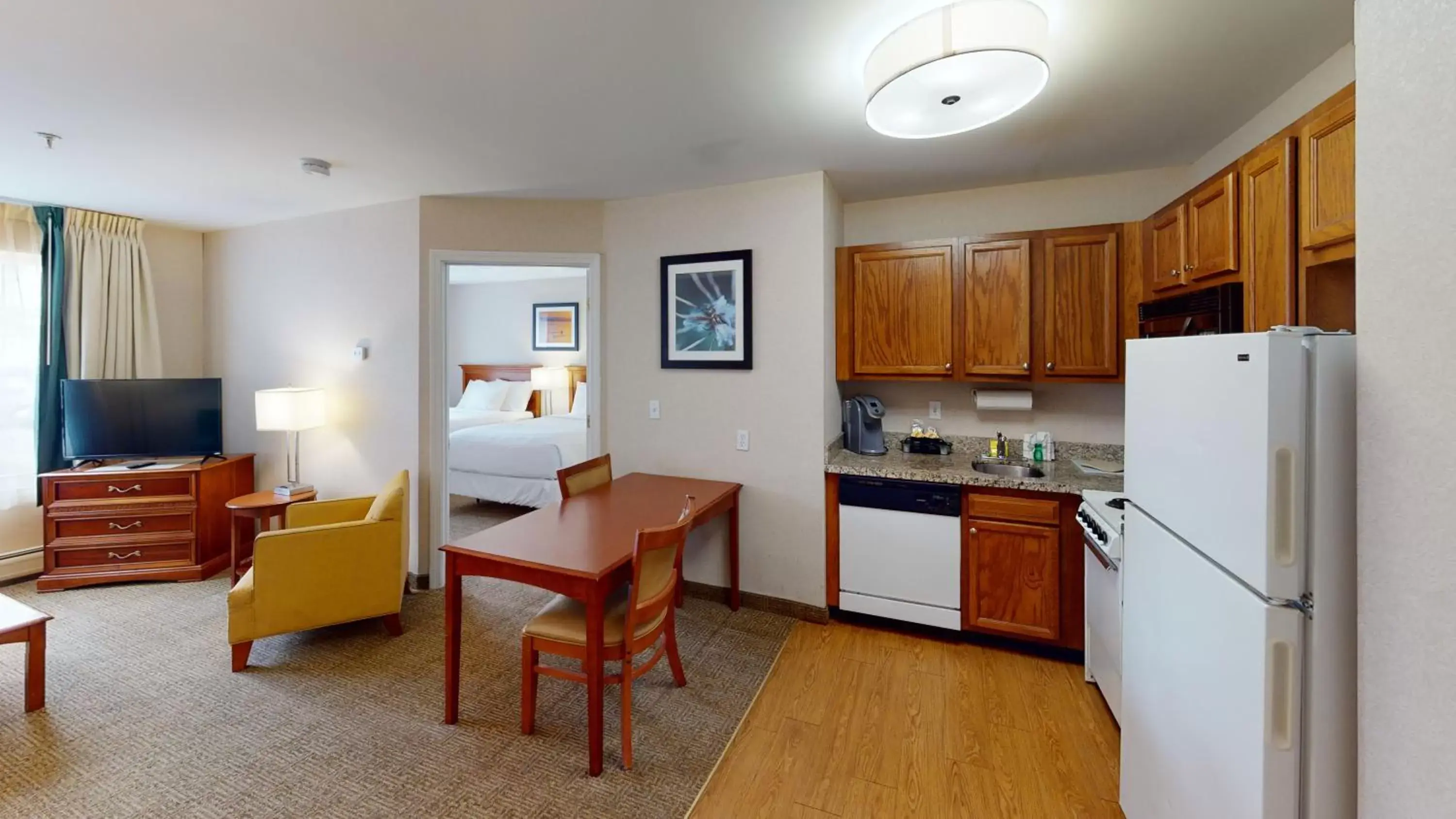 Living room, Kitchen/Kitchenette in Smart Suites, Ascend Hotel Collection