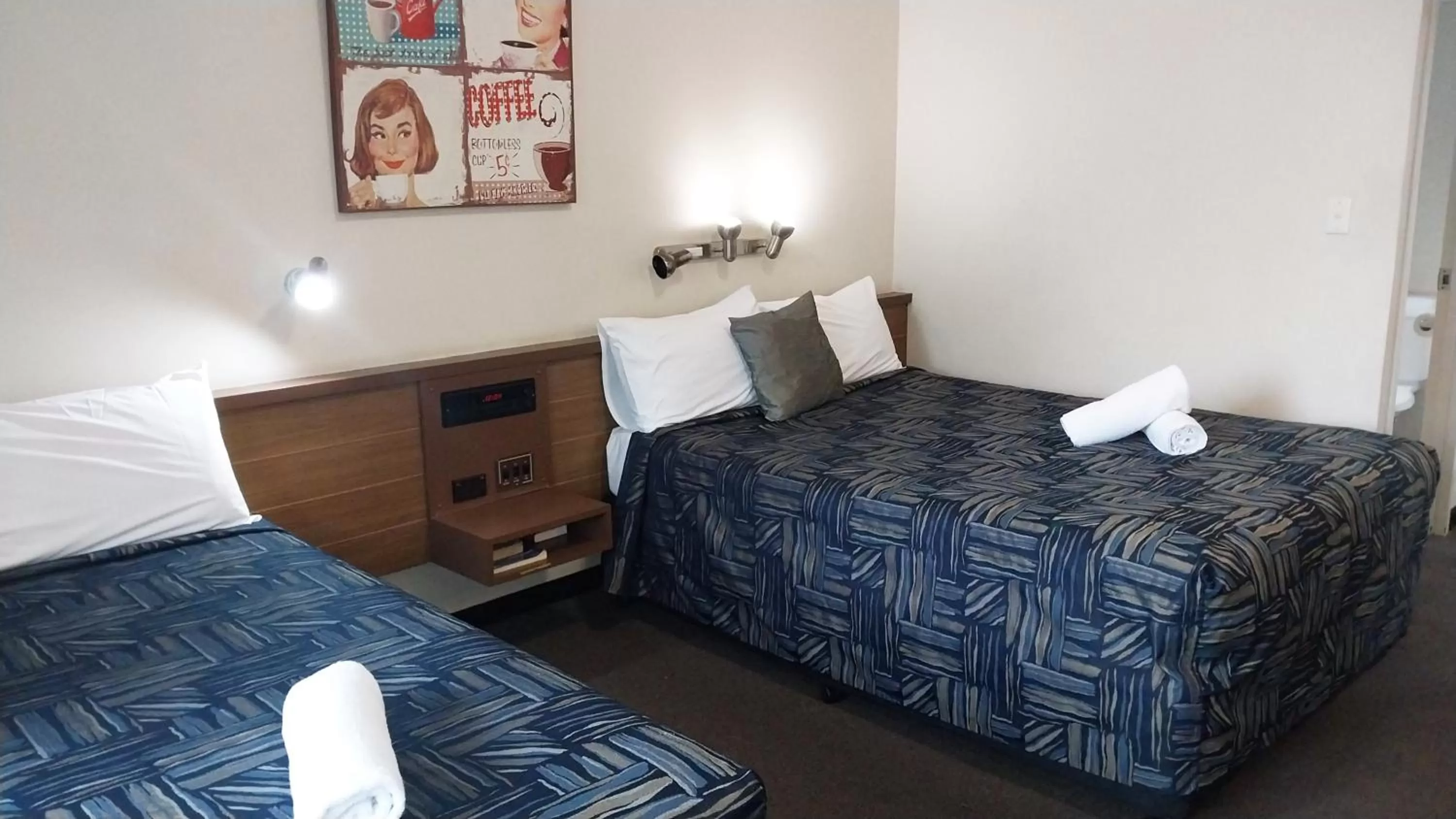 Bedroom, Bed in Miners Lodge Motor Inn