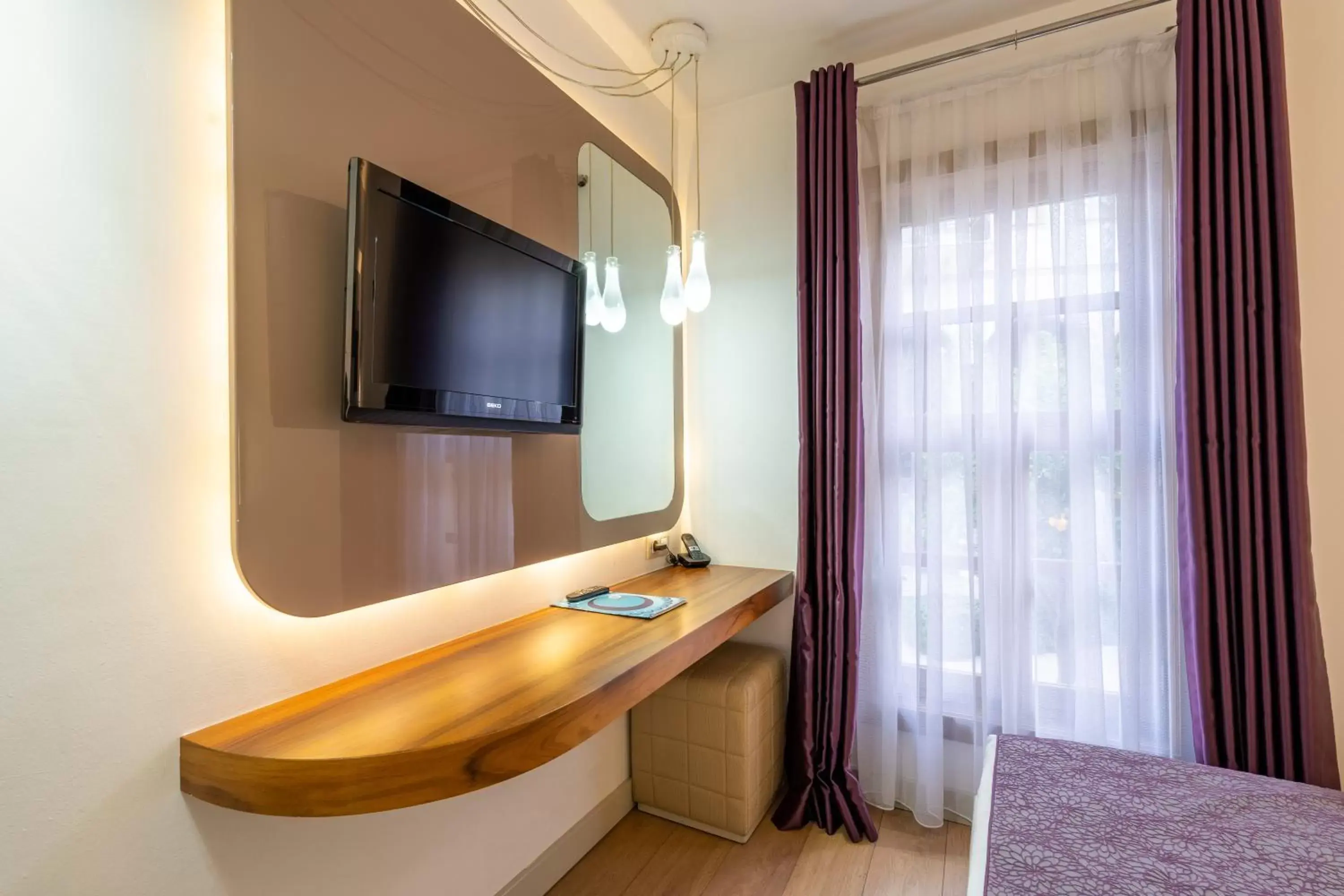 TV and multimedia, TV/Entertainment Center in Puding Hotel