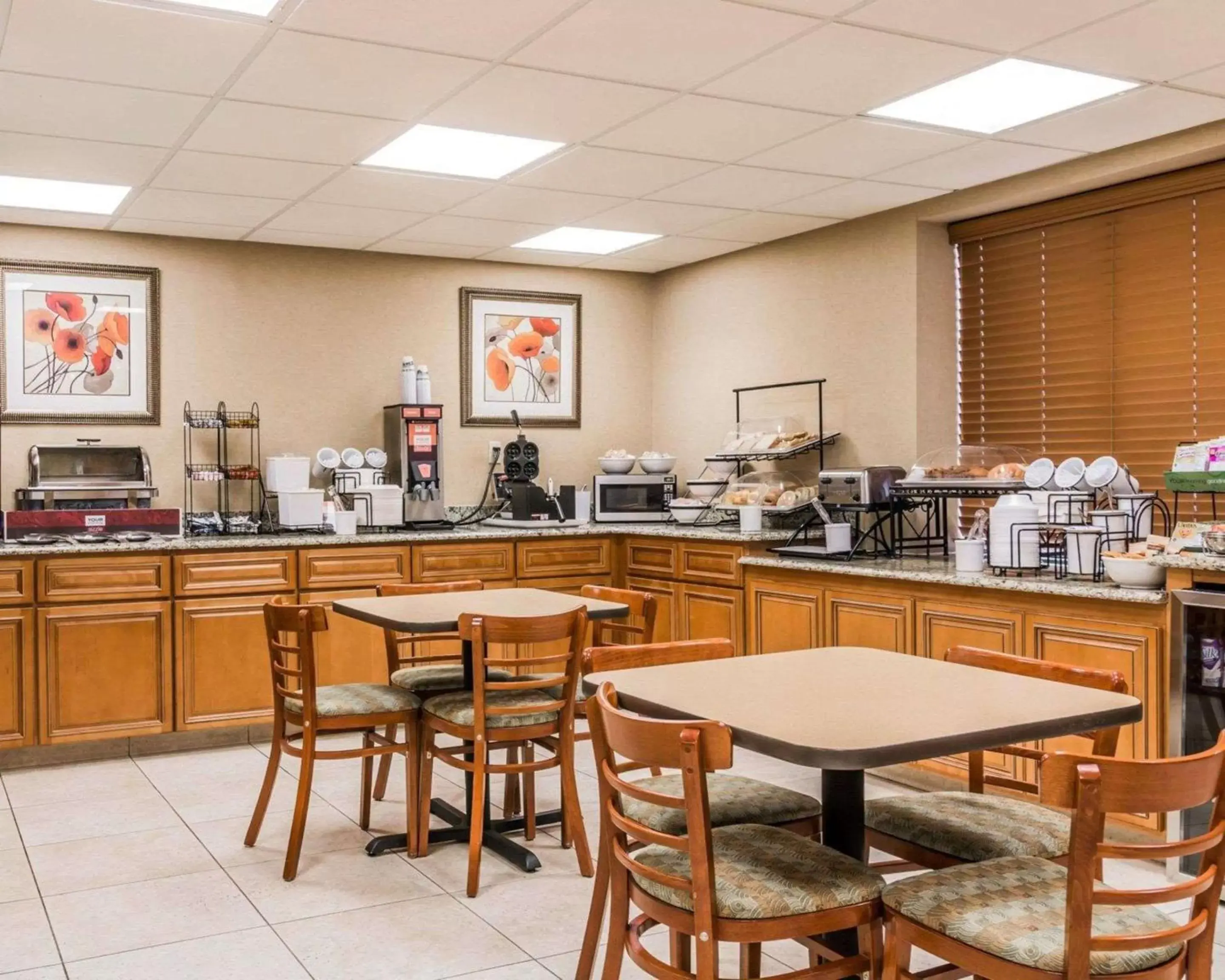 Restaurant/Places to Eat in Comfort Inn Utica