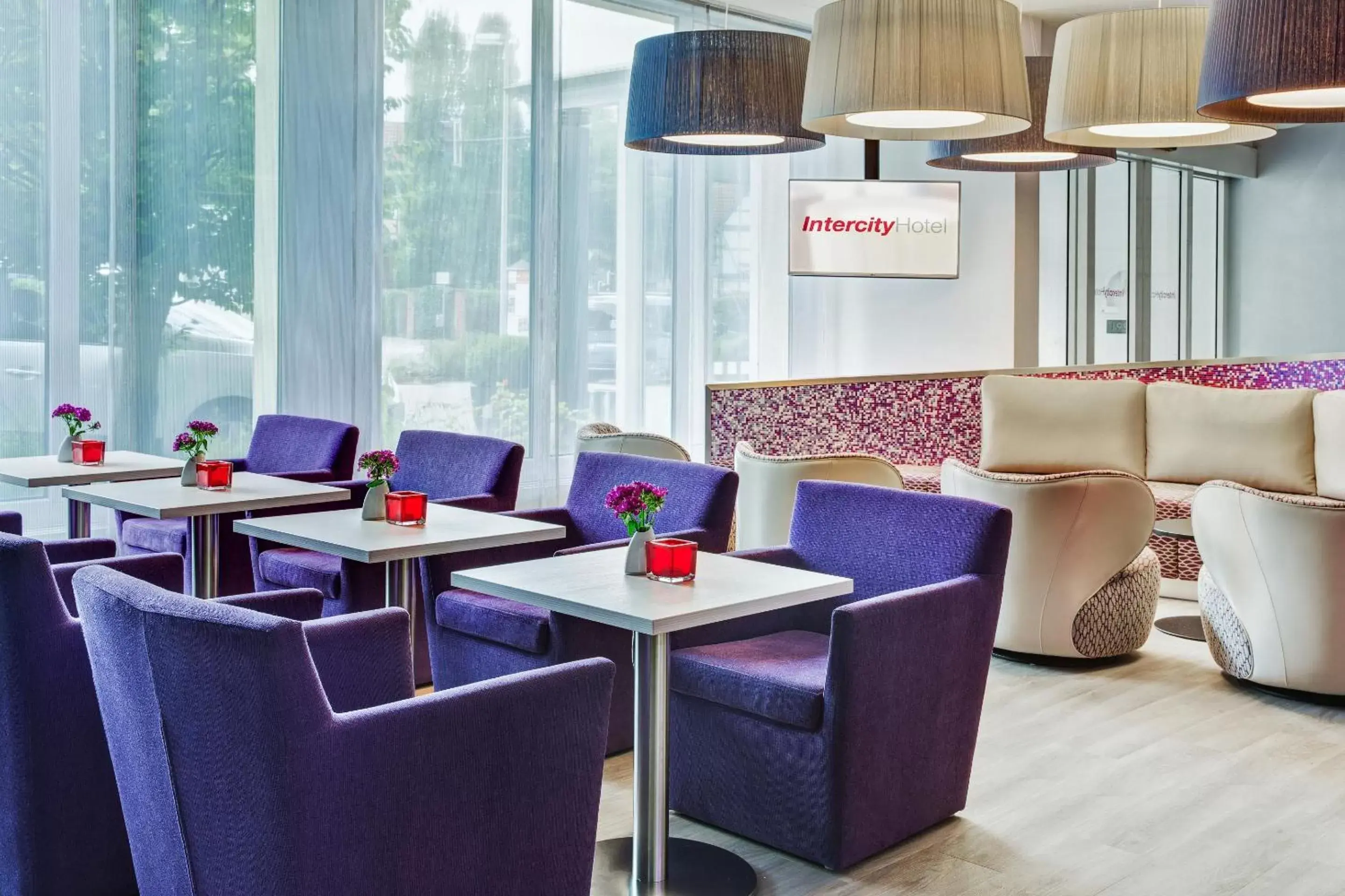 Lobby or reception in IntercityHotel Celle