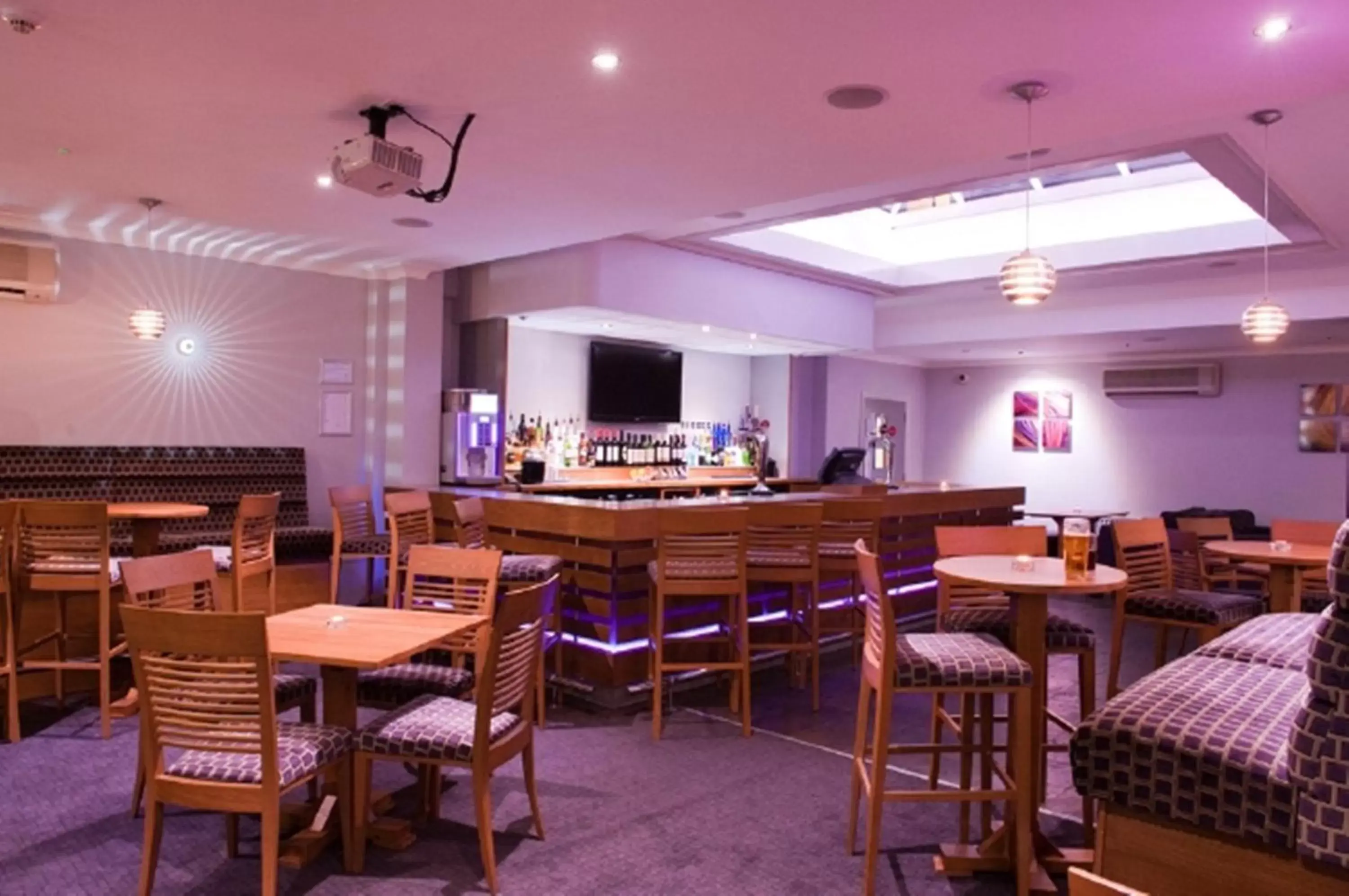 Lounge or bar, Restaurant/Places to Eat in St George Hotel Rochester-Chatham