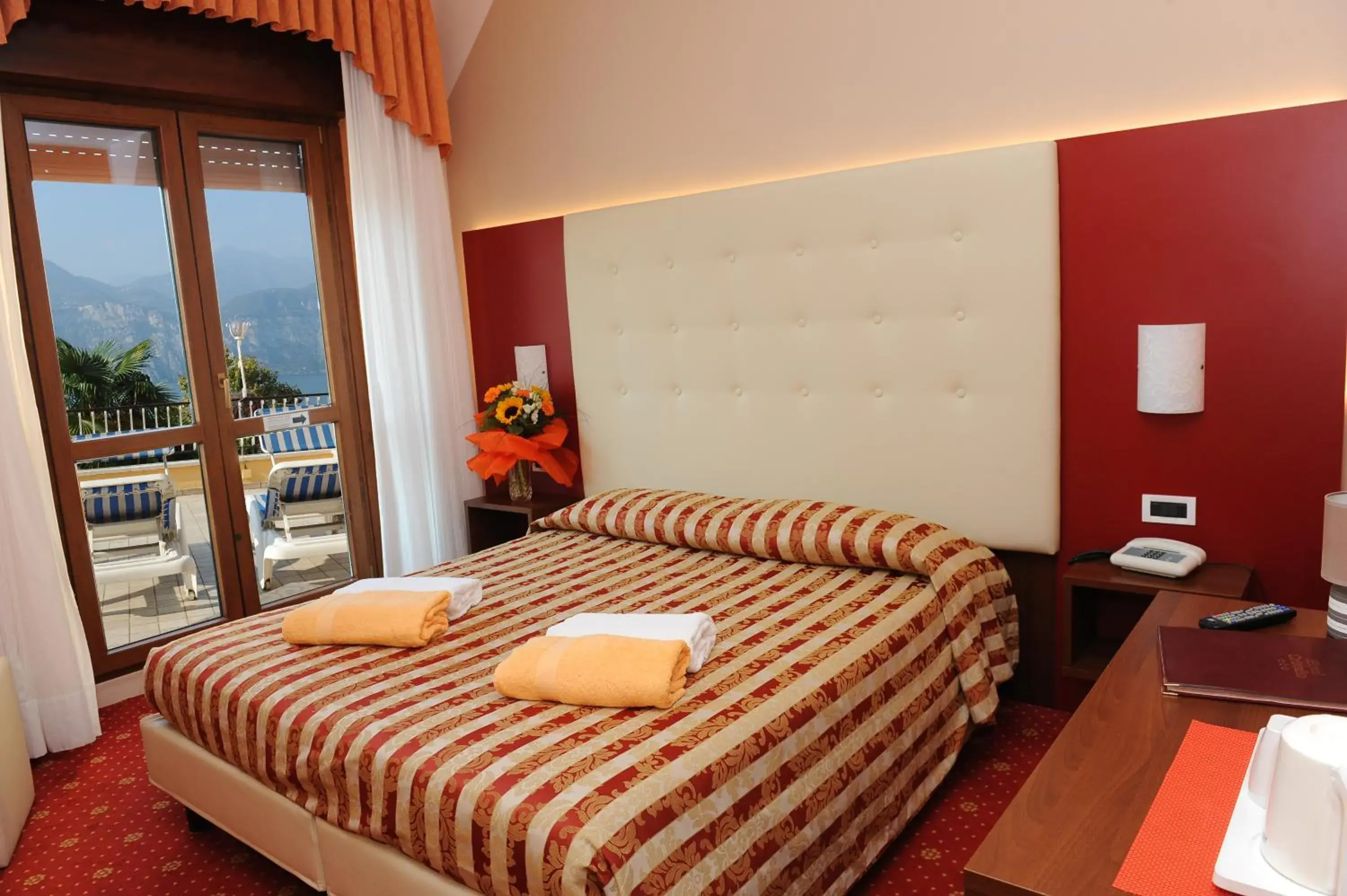 Communal lounge/ TV room, Bed in Hotel Cristallo