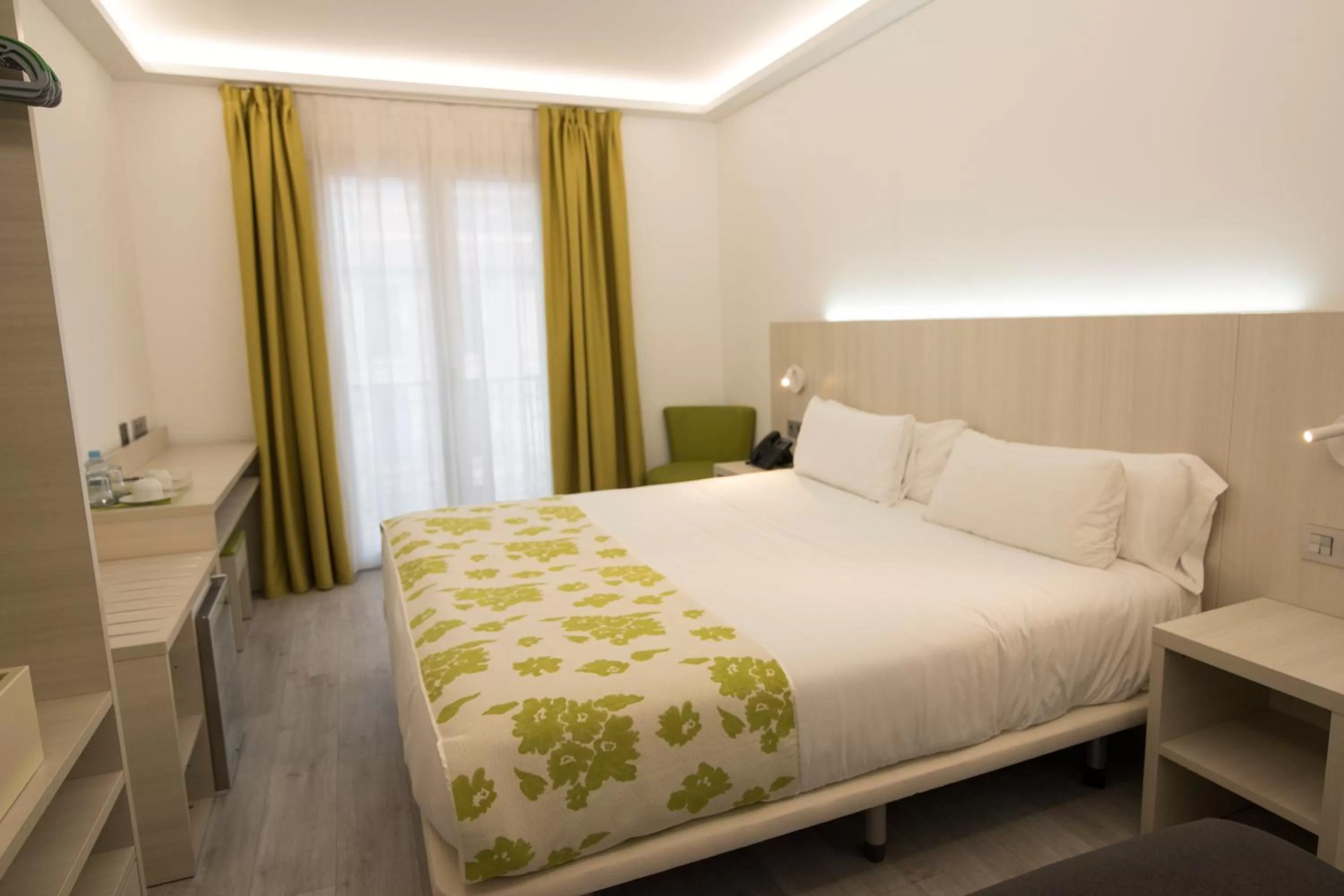 Superior King or Twin Room with Balcony and City View in Rambla Alicante Contactless
