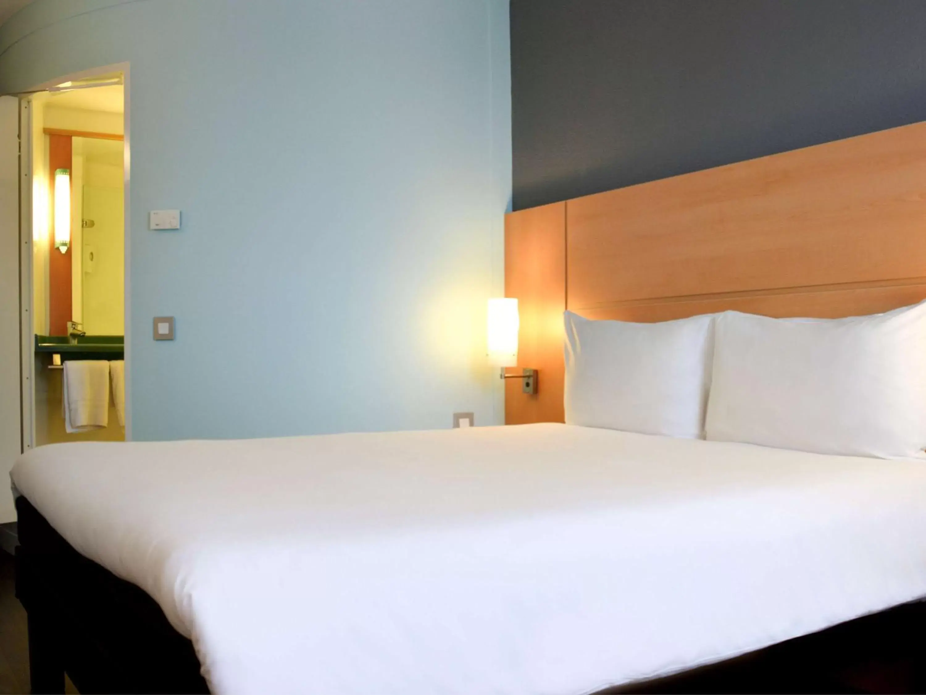 Photo of the whole room, Bed in ibis London Thurrock M25