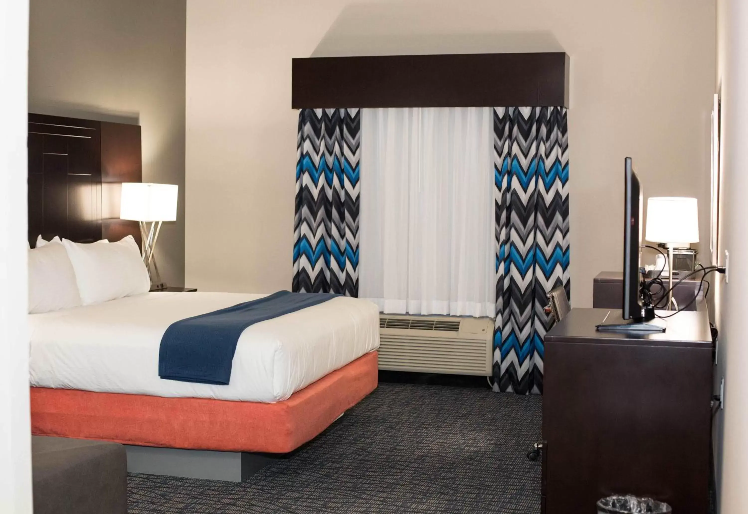 Photo of the whole room, Bed in Holiday inn Express & Suites Oklahoma City Southeast, an IHG Hotel