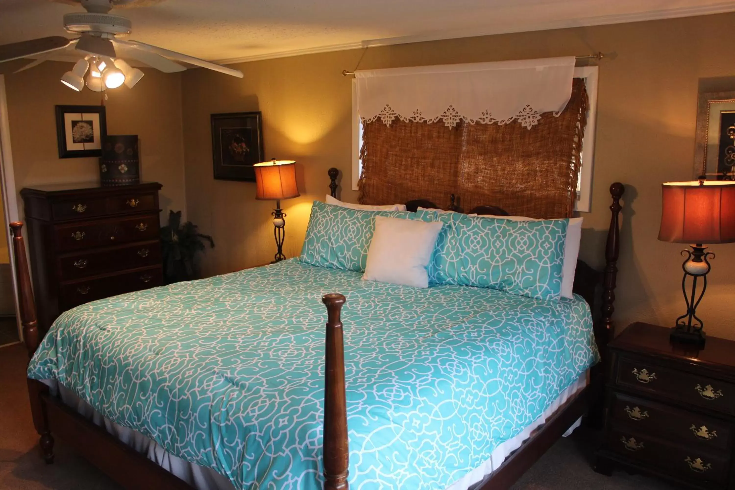 Photo of the whole room, Bed in Cliff Dwellers Inn