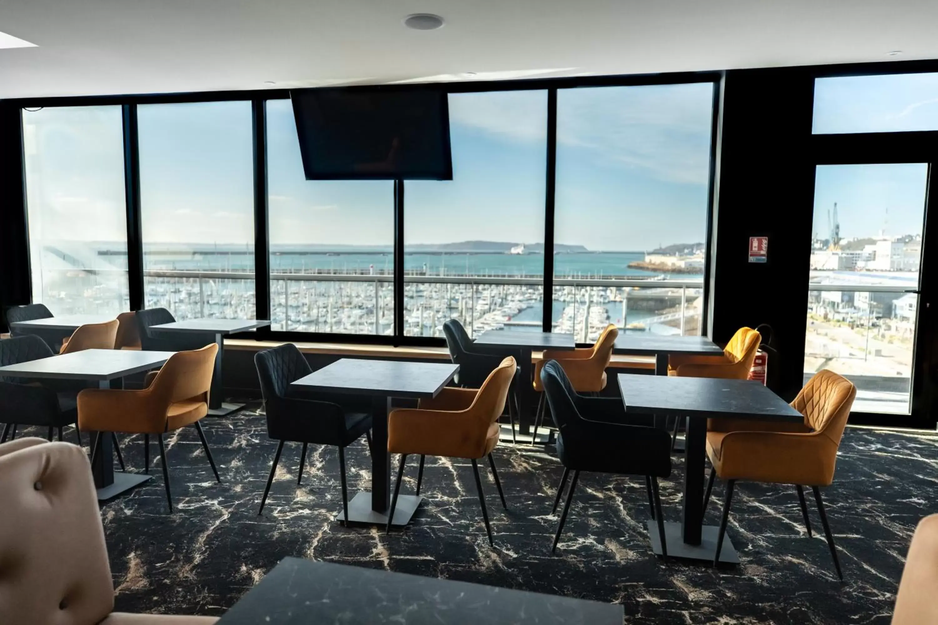Restaurant/places to eat in Le Barracuda & Spa, Centre Port, pieds dans l'eau, vue mer