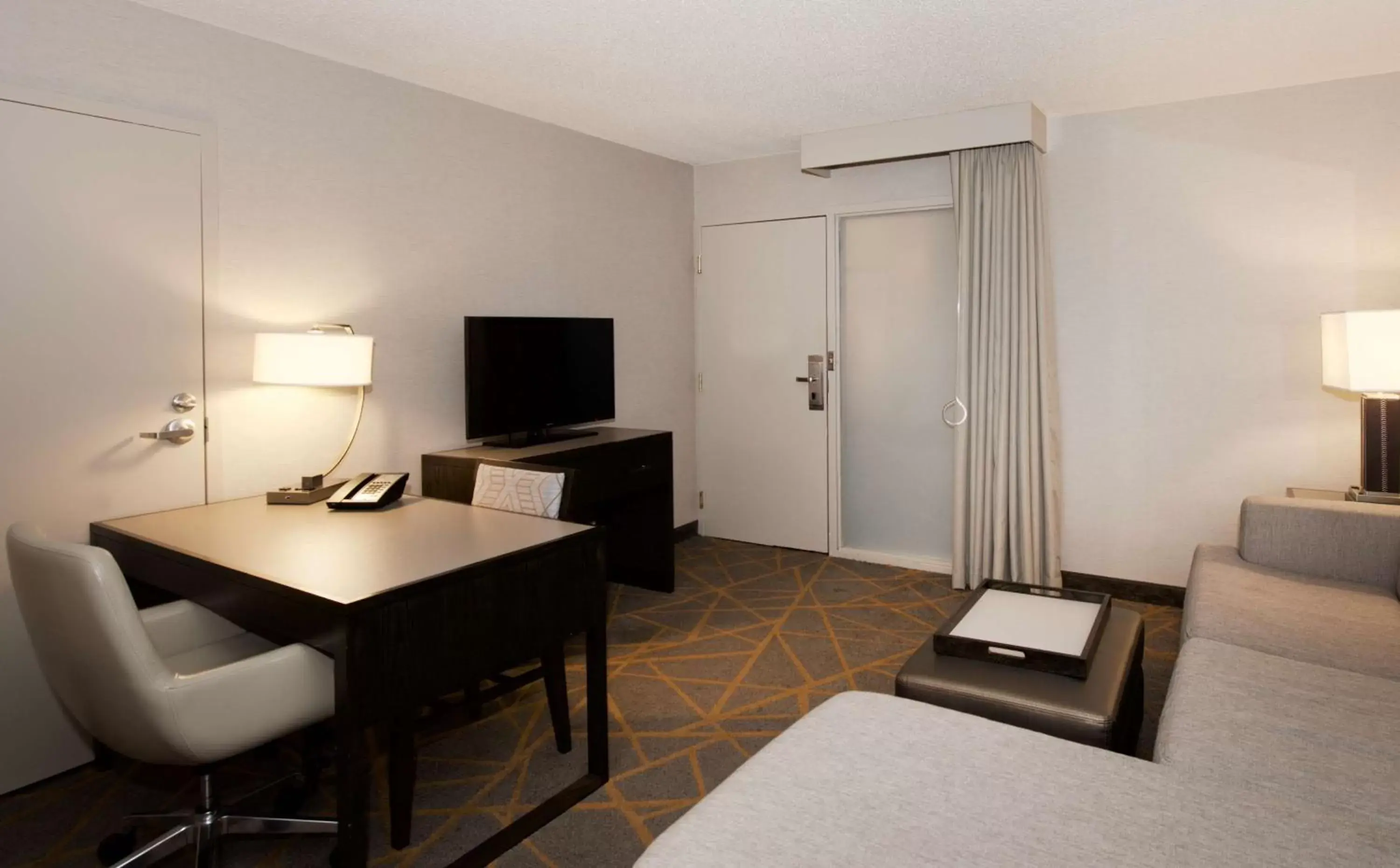 Bedroom, TV/Entertainment Center in Embassy Suites by Hilton Cincinnati Northeast - Blue Ash