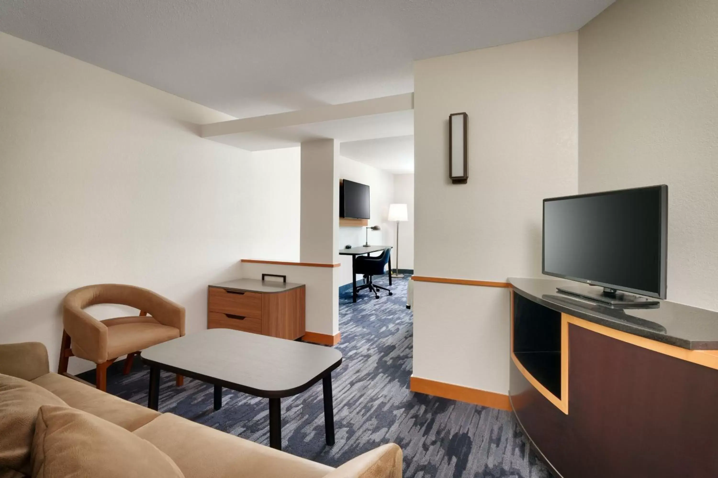 Bedroom, TV/Entertainment Center in Fairfield Inn & Suites by Marriott Albany