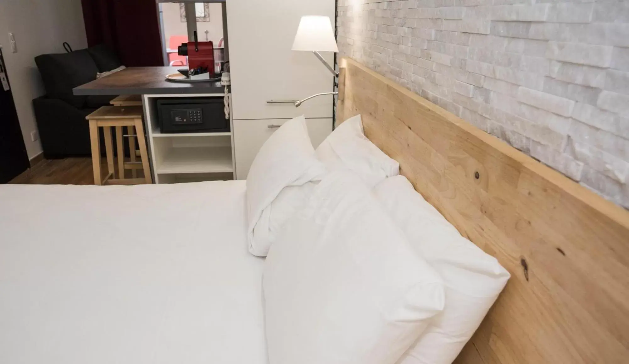 Bedroom, Bed in Privilège Hôtel & Apparts Eurociel Centre Comédie