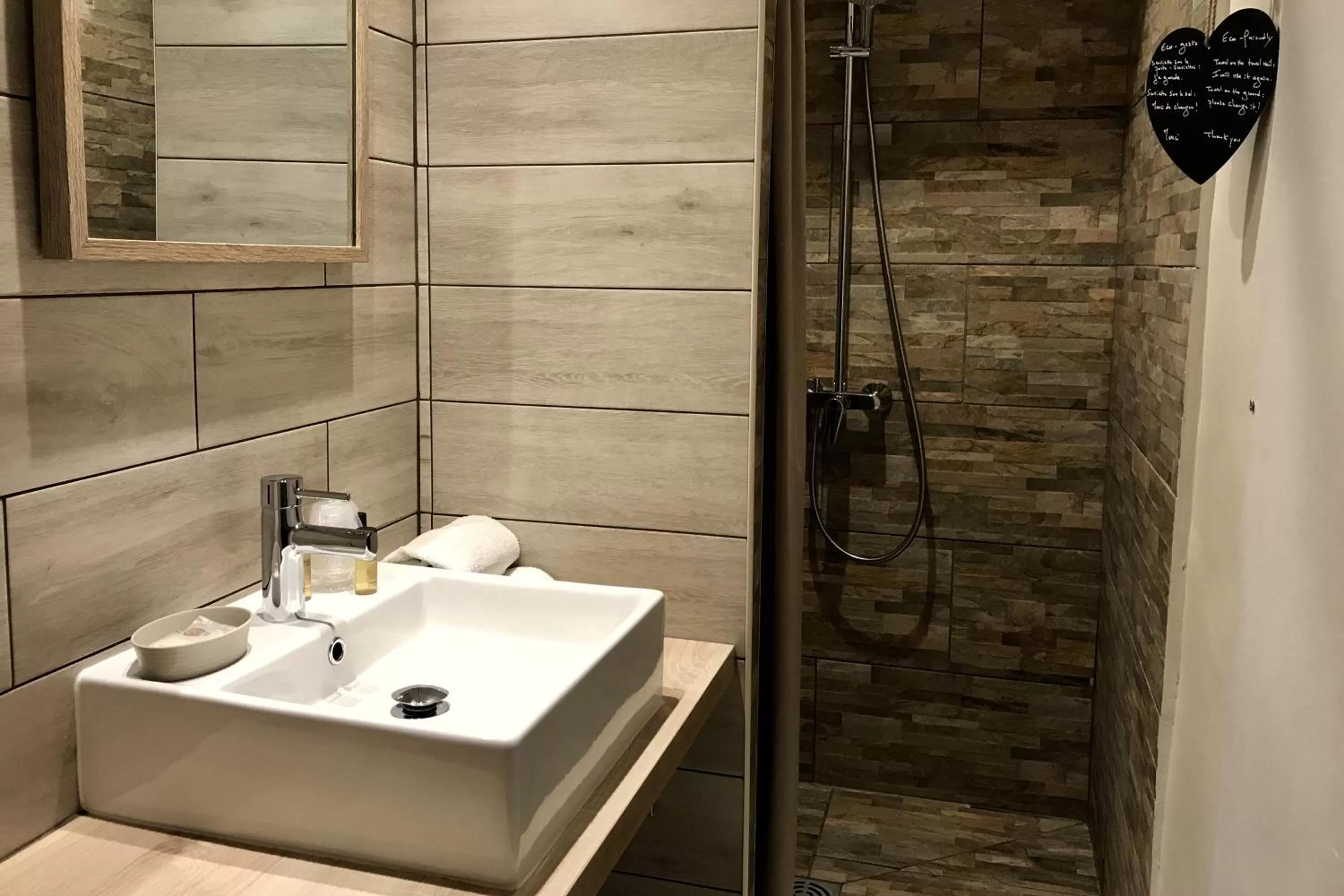 Bathroom in Hotel Le Magnan