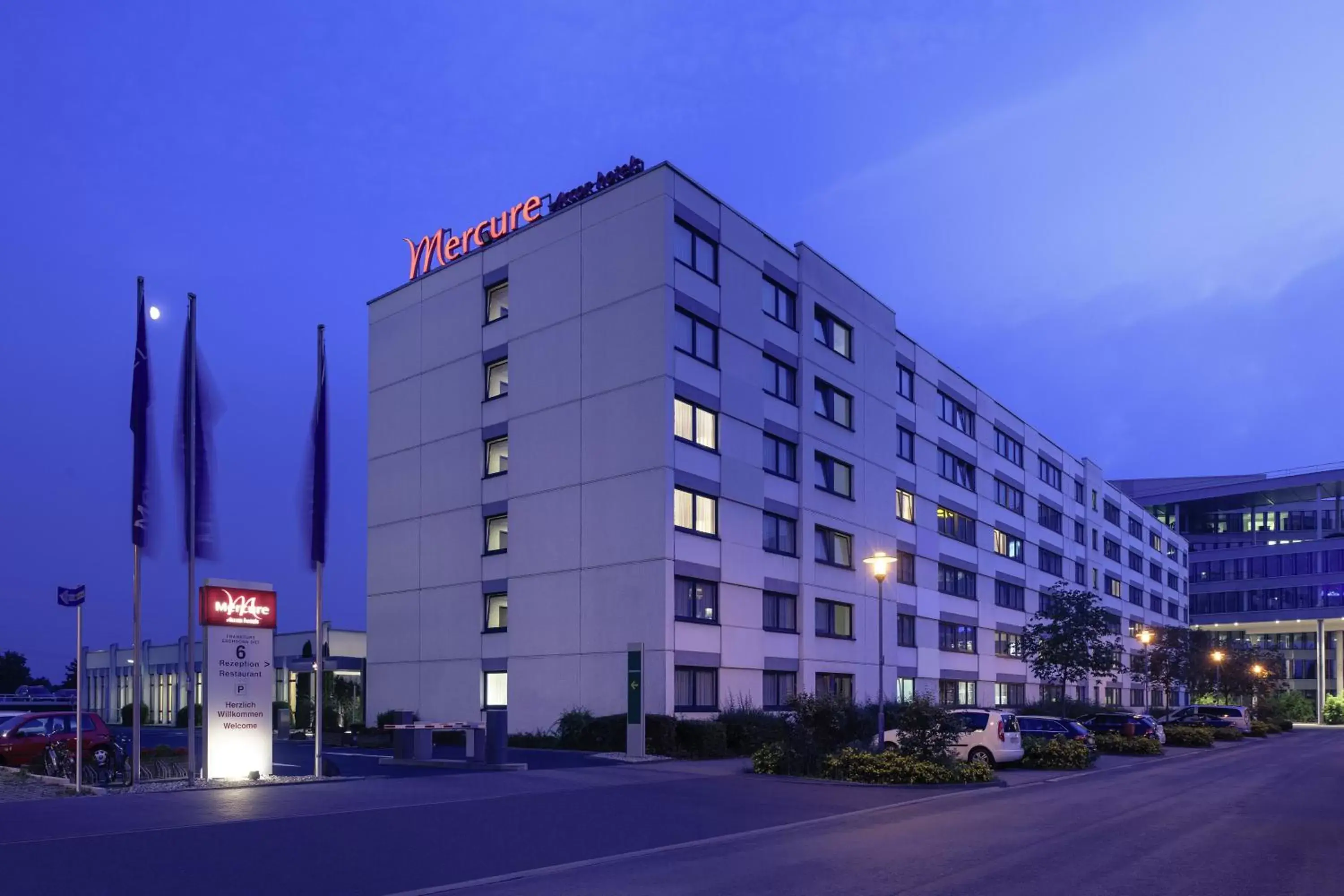 Facade/entrance, Property Building in Mercure Hotel Frankfurt Eschborn Ost