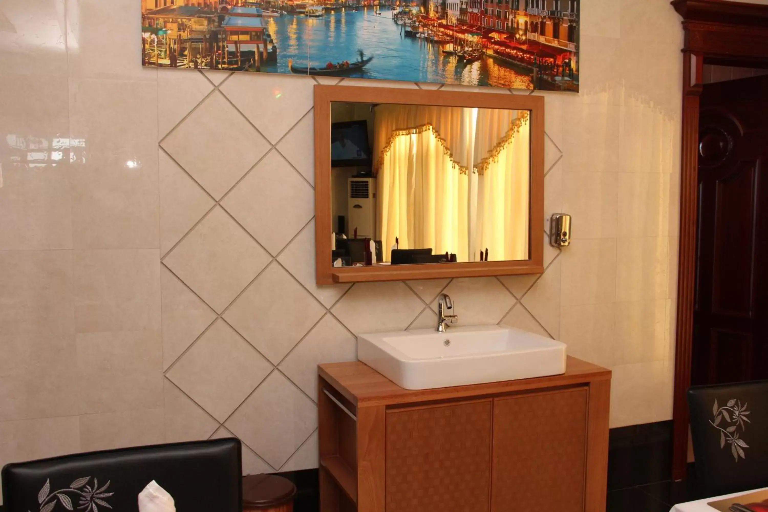 Bathroom in Lantana Hotel