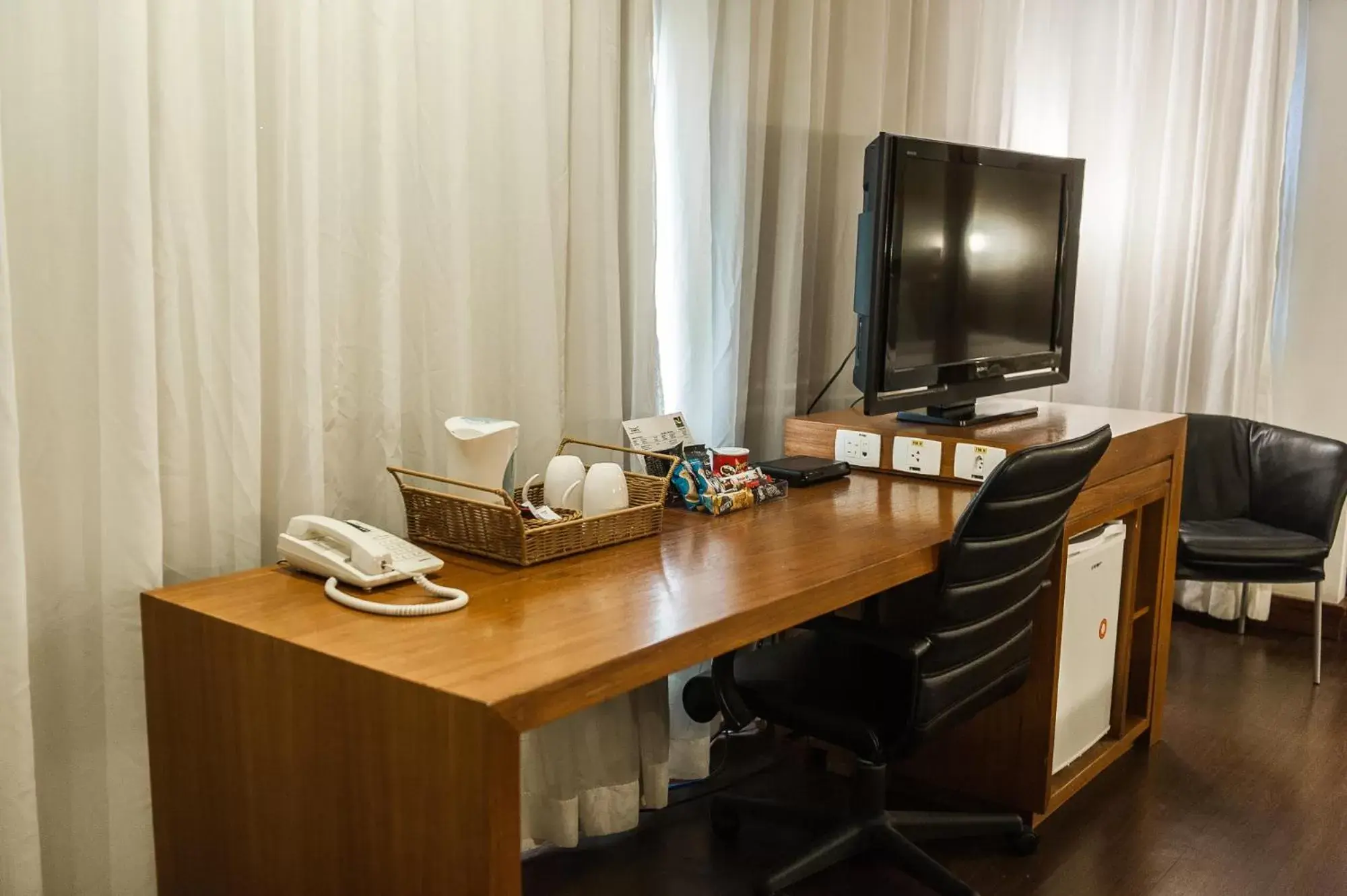 Communal lounge/ TV room, TV/Entertainment Center in Quality Porto Alegre