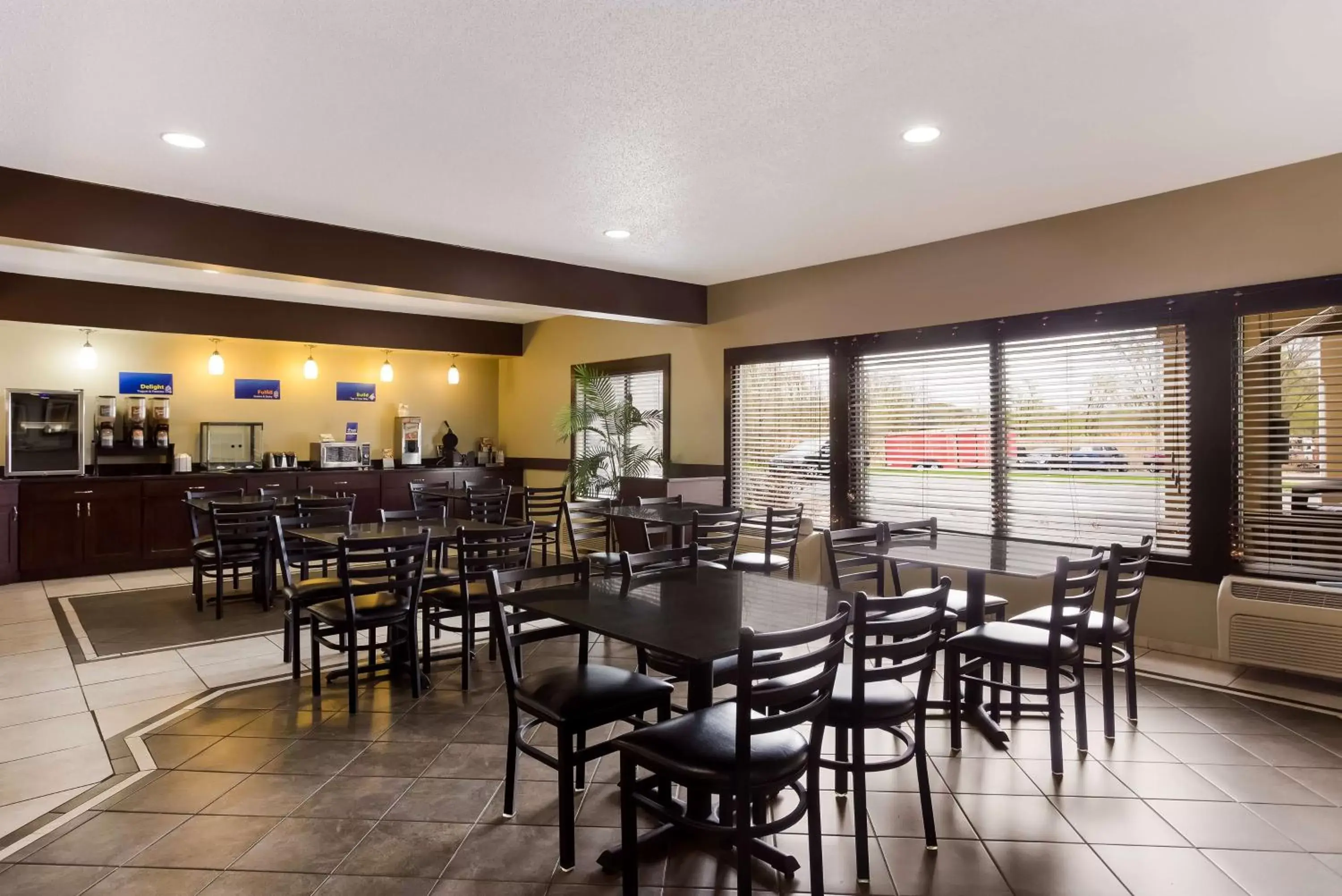 Breakfast, Restaurant/Places to Eat in Best Western Crossroads Inn