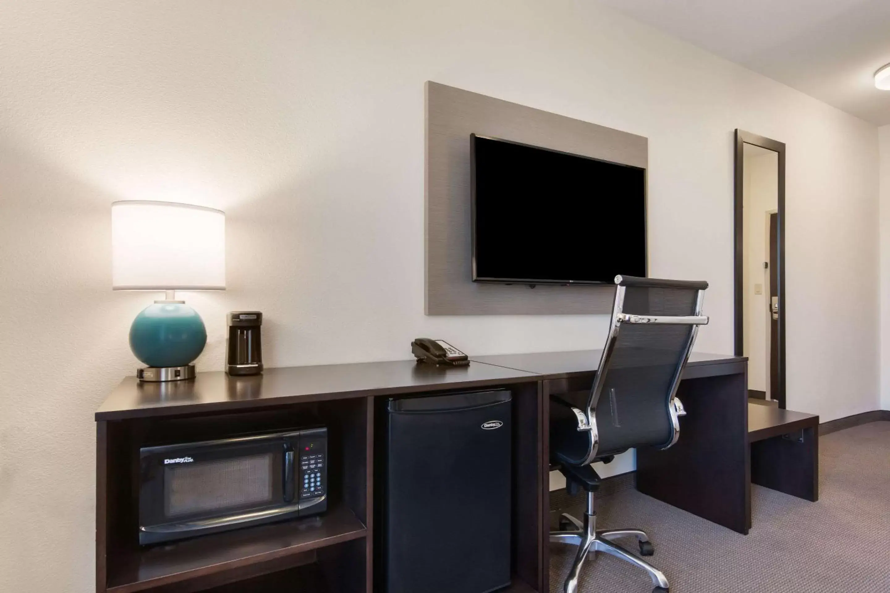 Photo of the whole room, TV/Entertainment Center in Sleep Inn East Camden