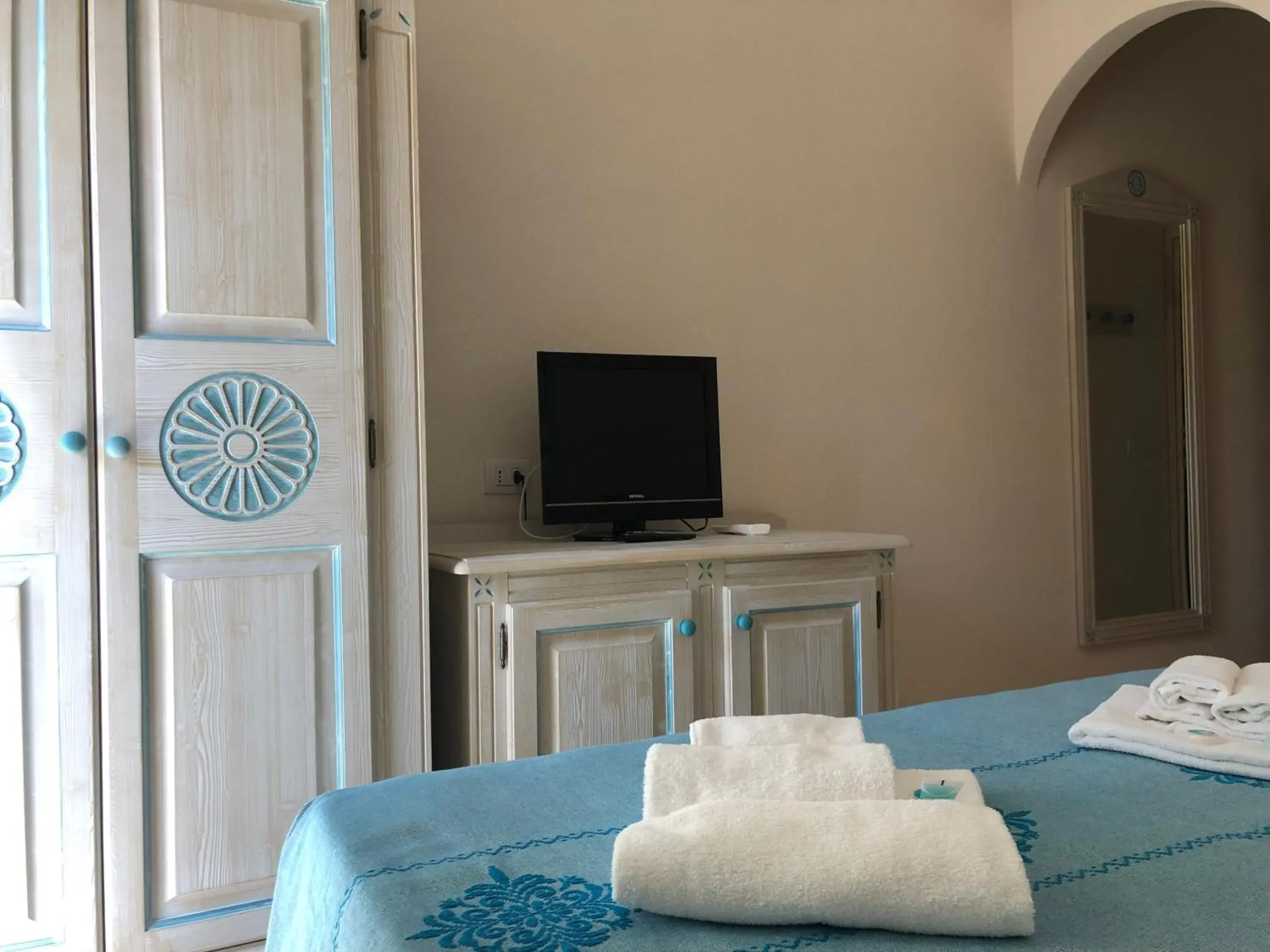 Bedroom, TV/Entertainment Center in Hotel Riviera