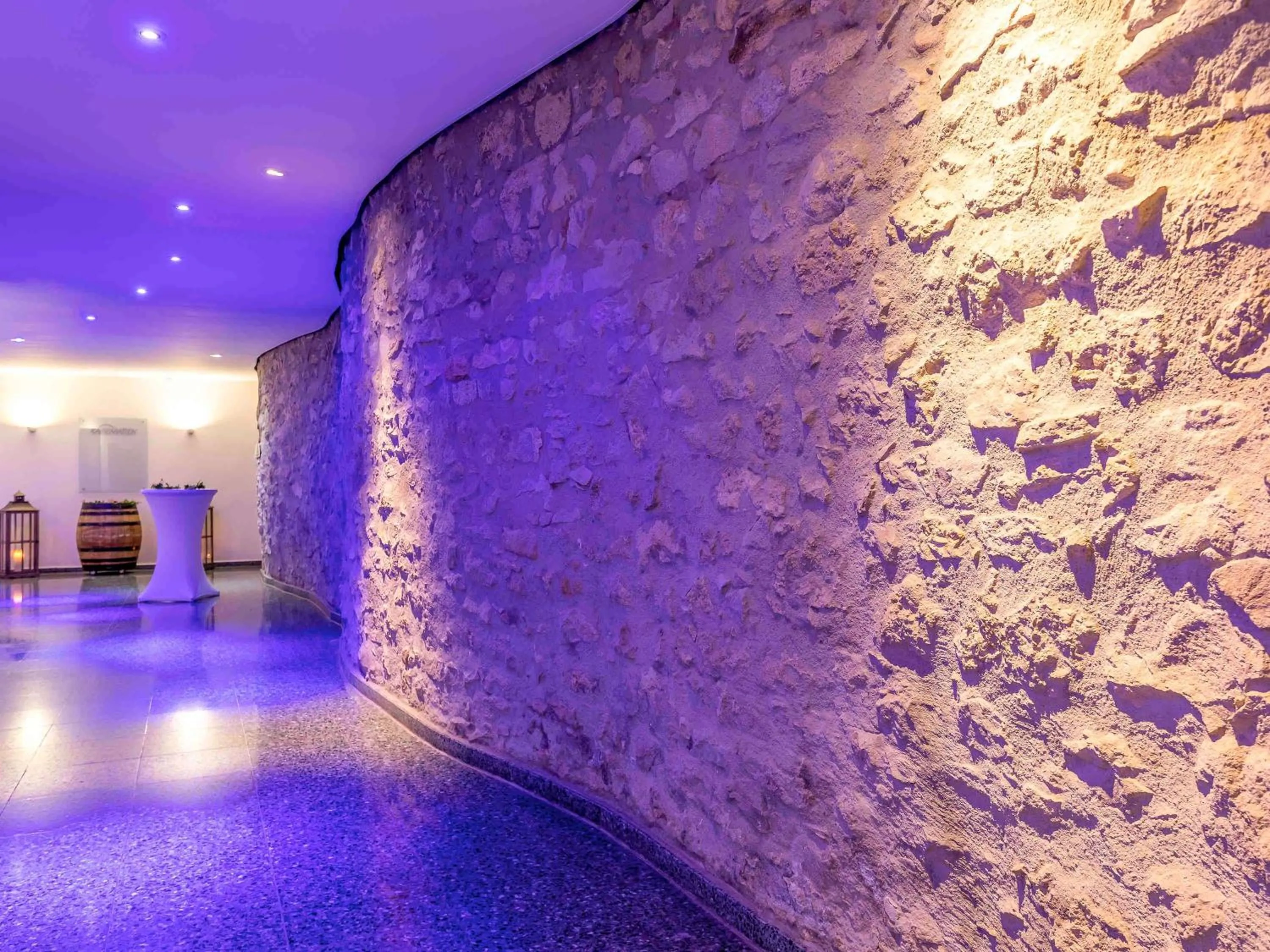 Property building, Swimming Pool in Novotel Mainz