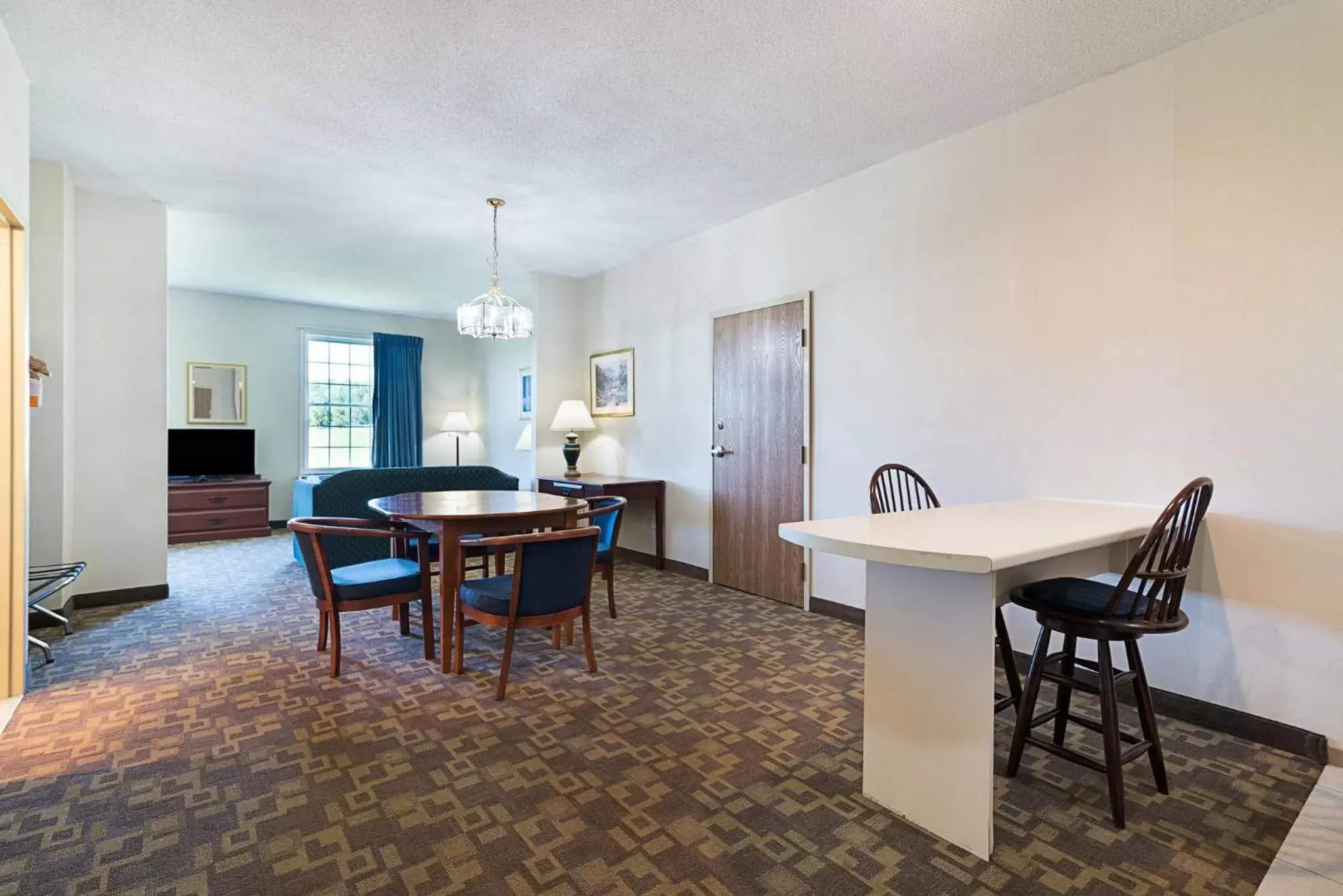 TV and multimedia, Dining Area in Quality Inn & Suites Schoharie near Howe Caverns