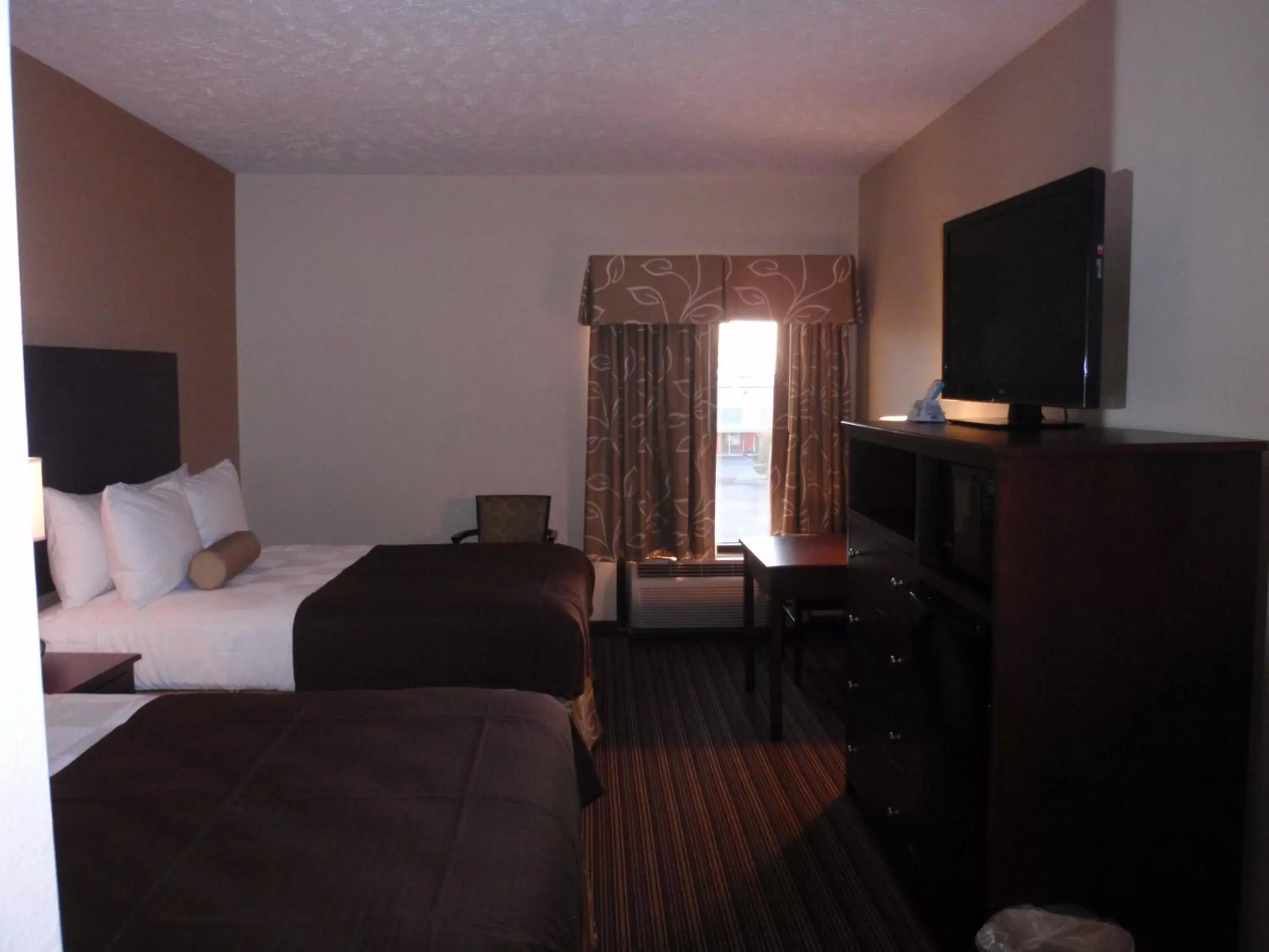 Photo of the whole room, TV/Entertainment Center in Best Western Plus Springfield Airport Inn